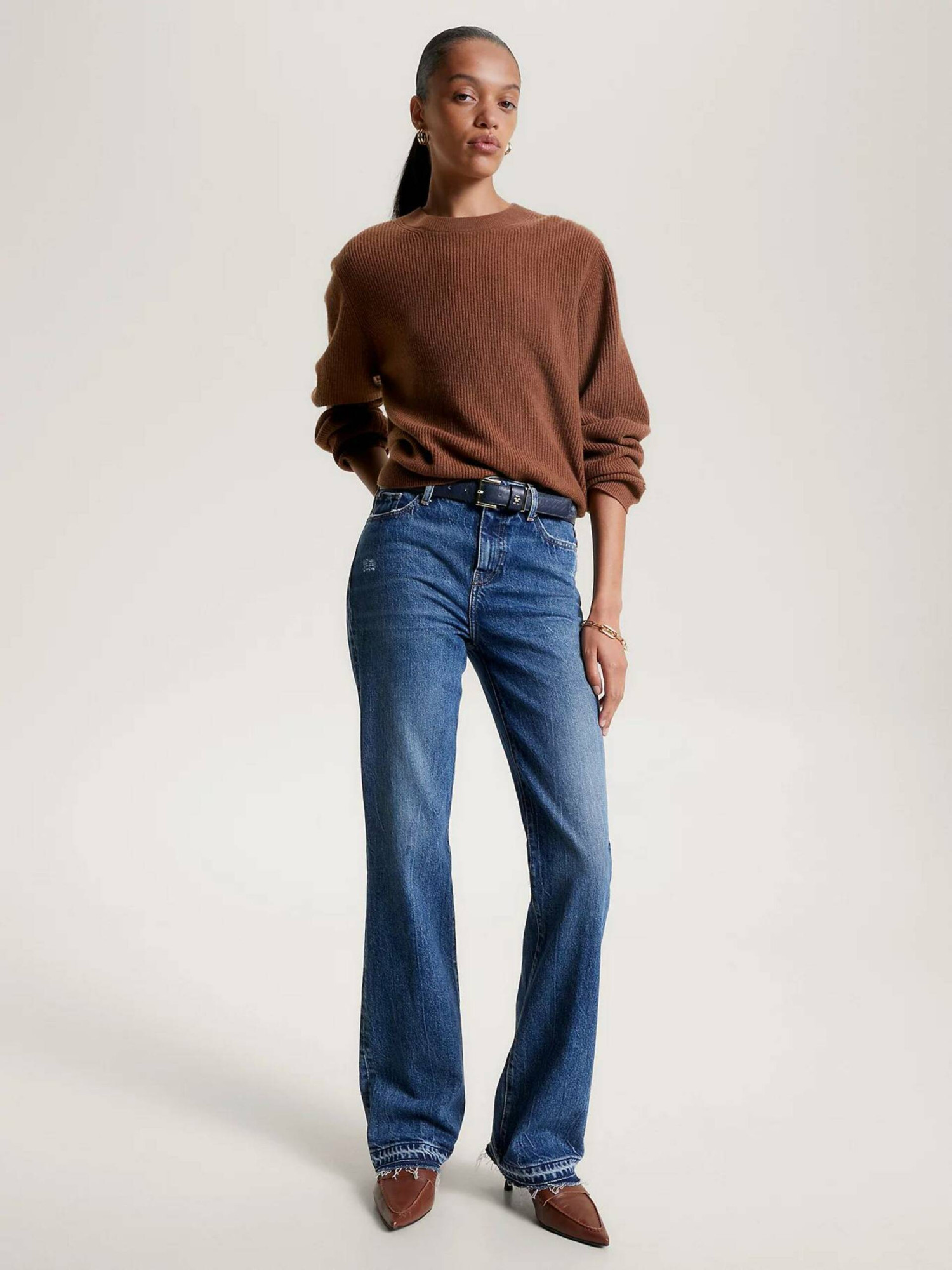 detail Tommy Hilfiger dámský hnědý vlněný svetr