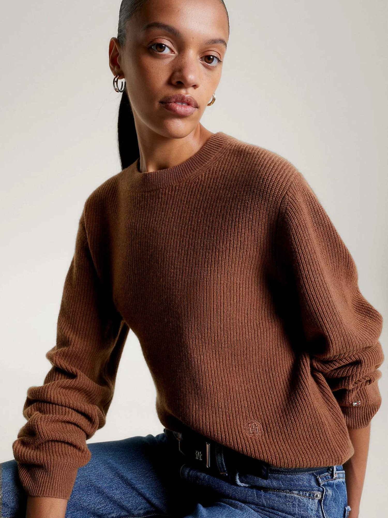 detail Tommy Hilfiger dámský hnědý vlněný svetr