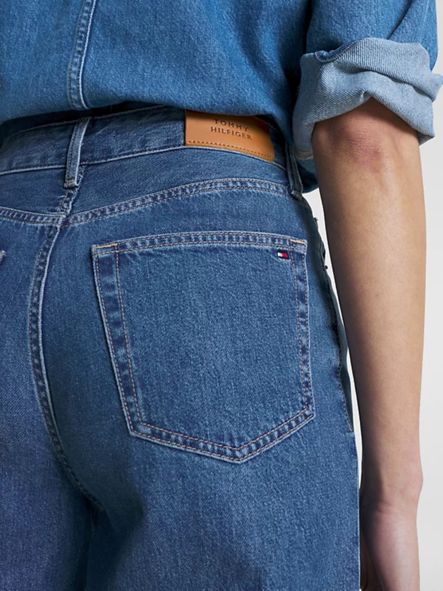 detail Tommy Hilfiger dámské modré džíny Balloon