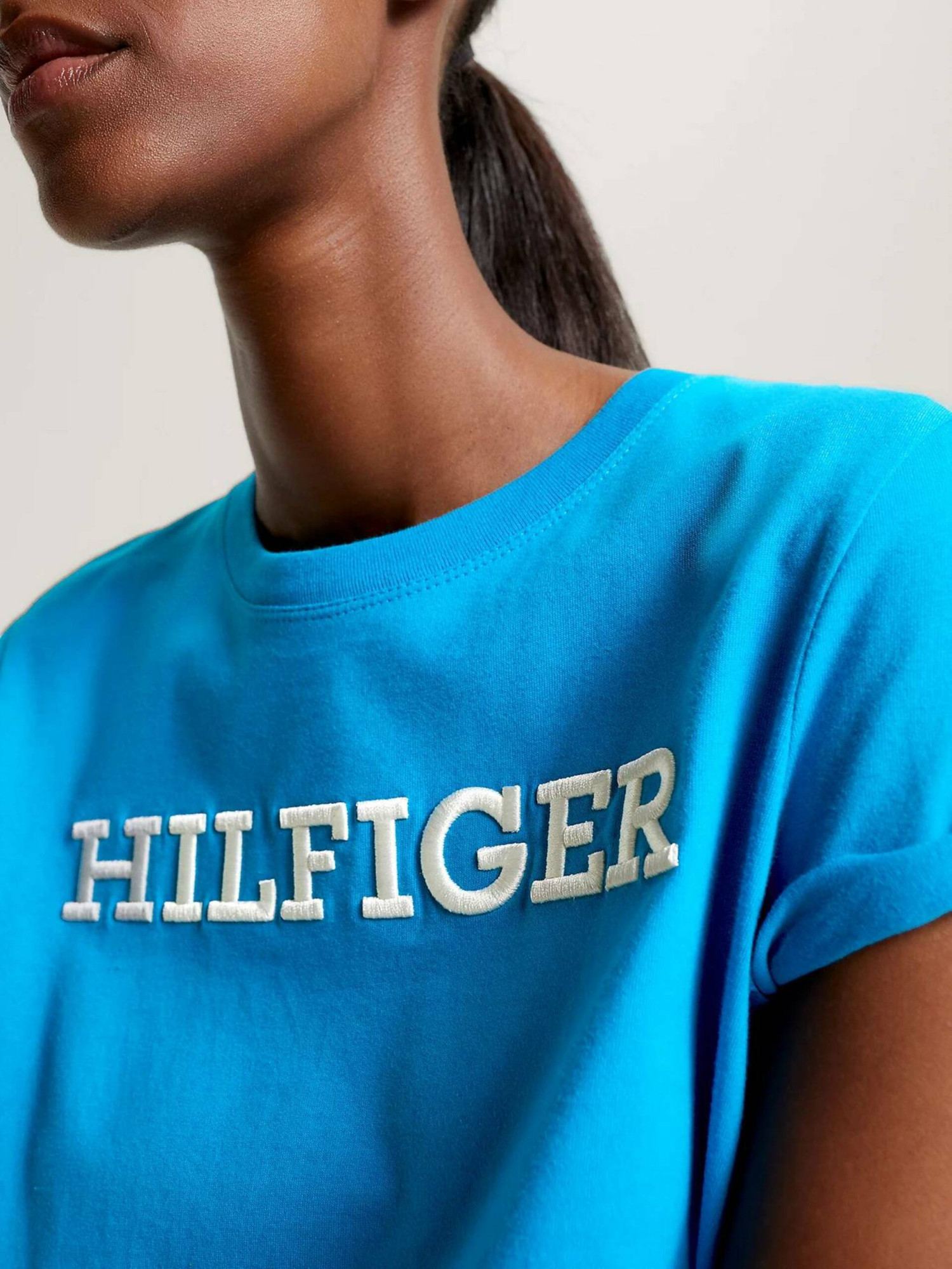 detail Tommy Hilfiger dámské modré tričko