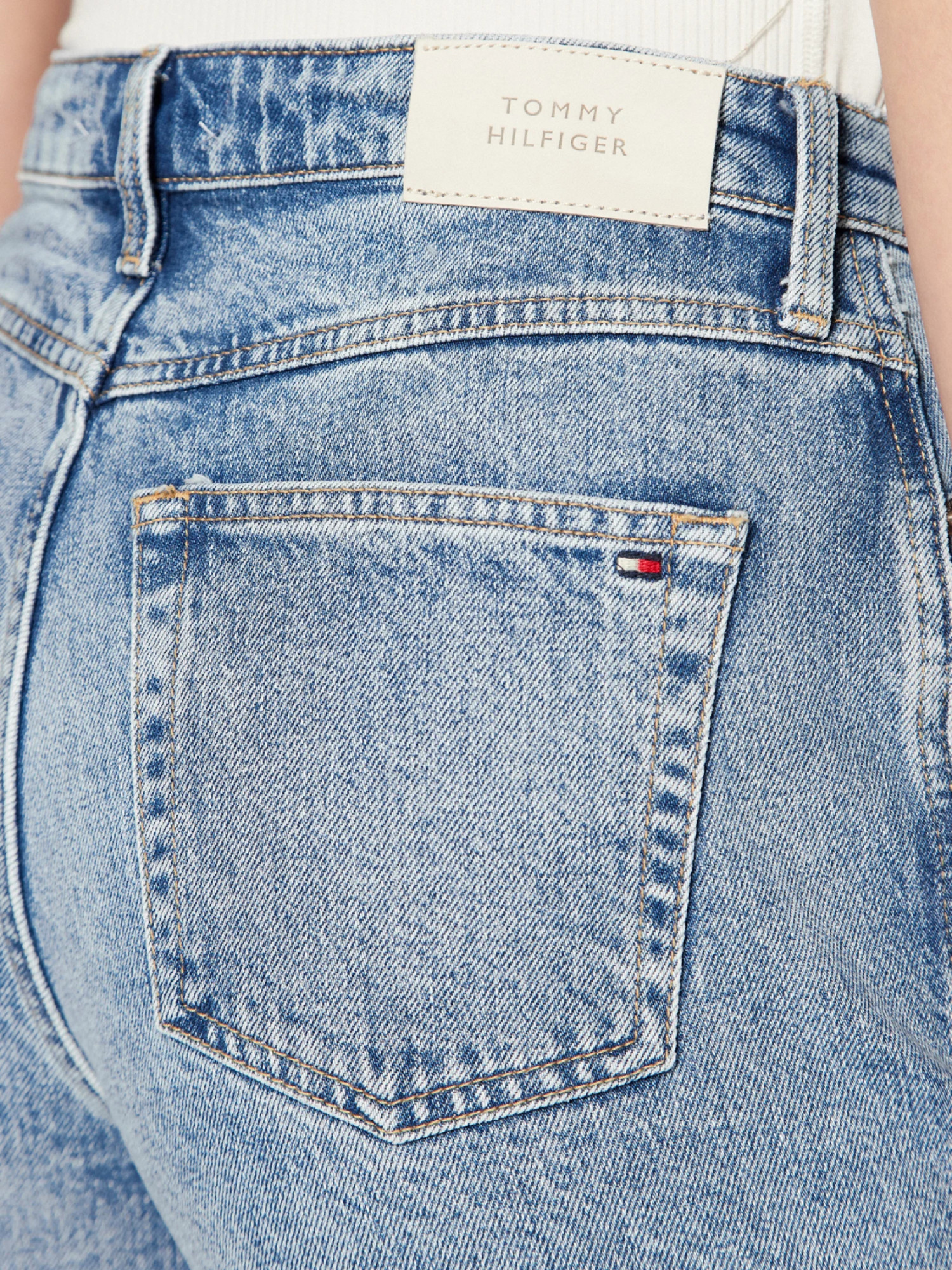 detail Tommy Hilfiger dámské modré džínové šortky