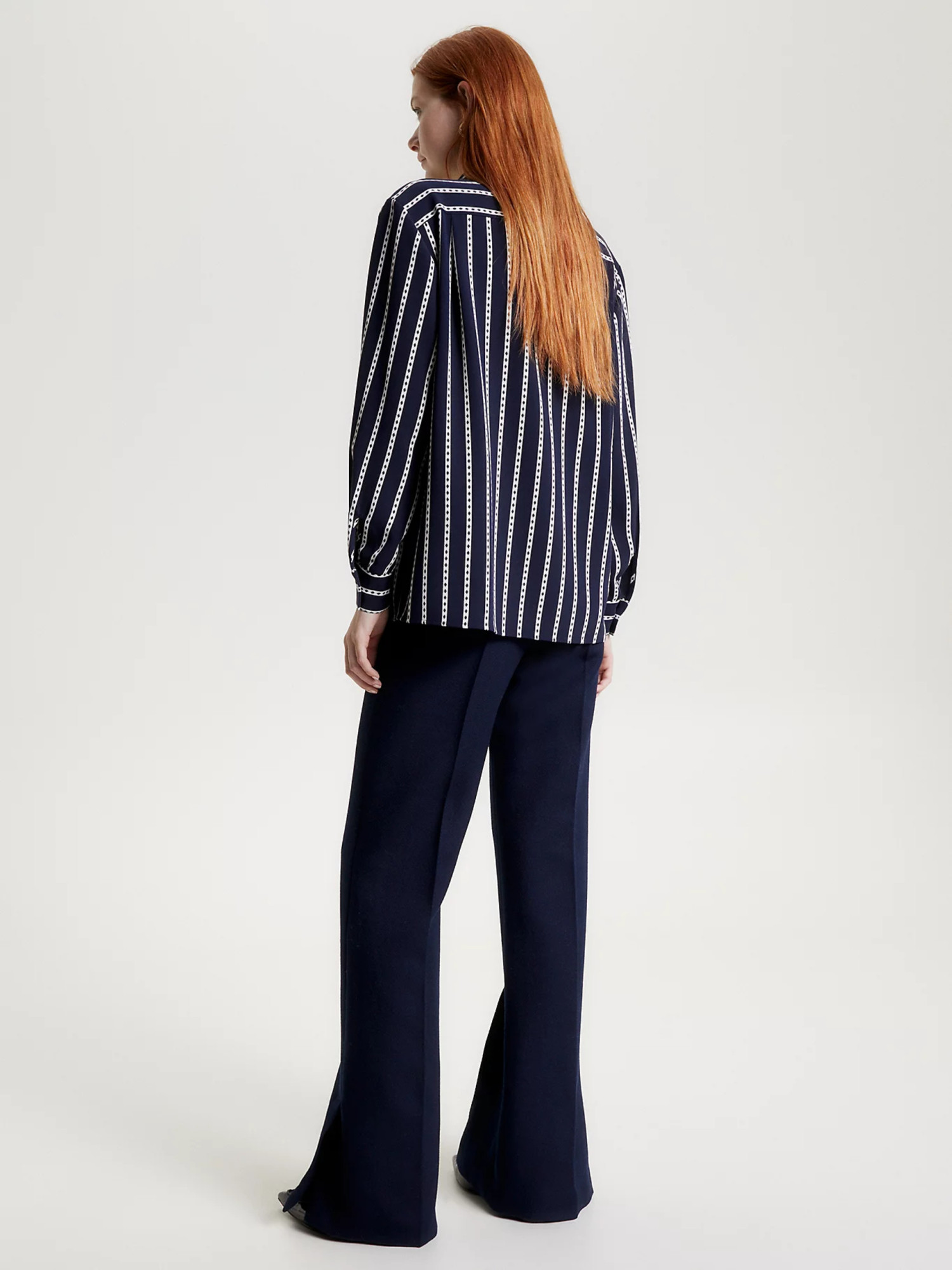 detail Tommy Hilfiger dámská tmavě modrá košile se vzorem