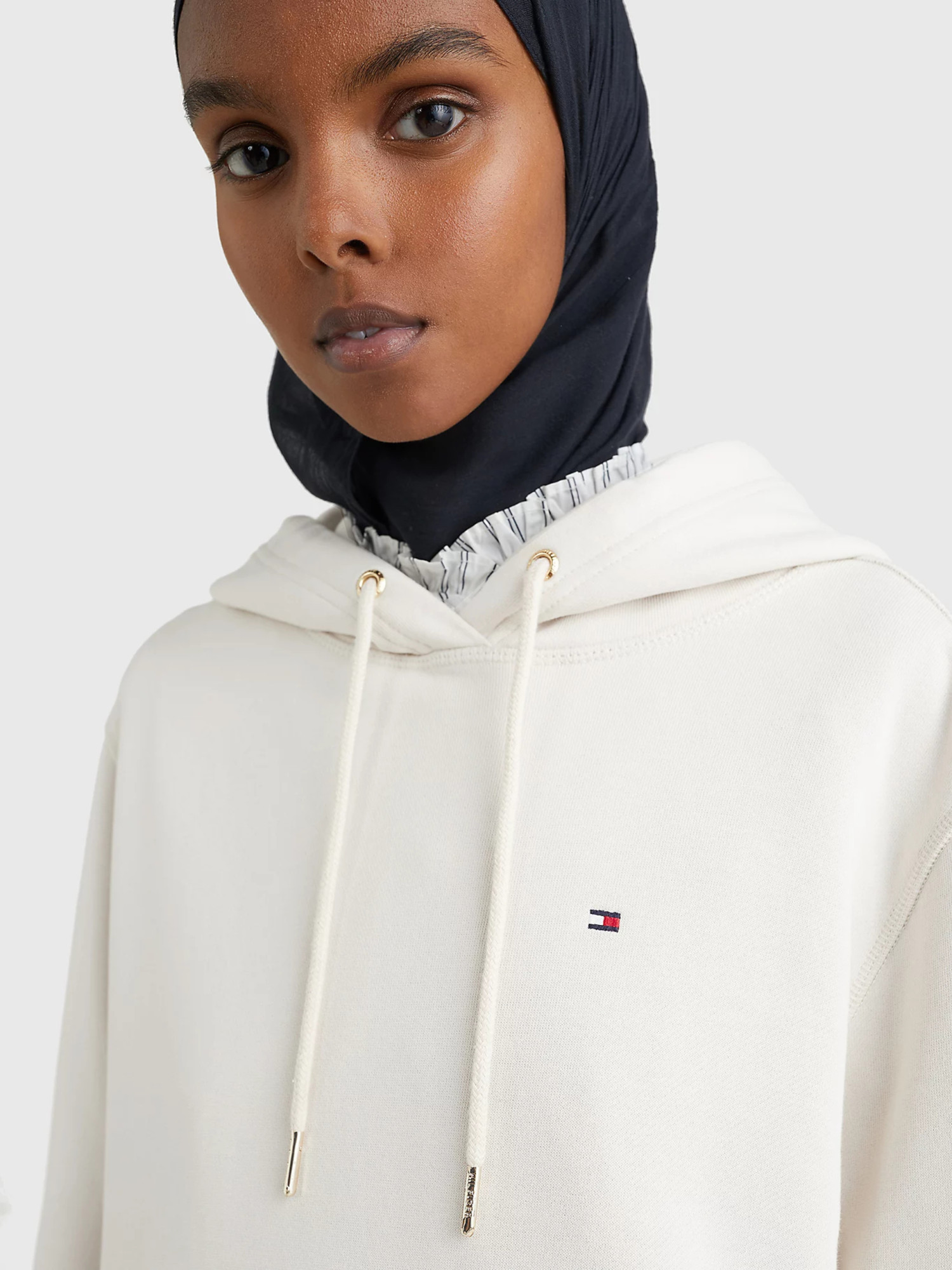 detail Tommy Hilfiger dámská béžová mikina