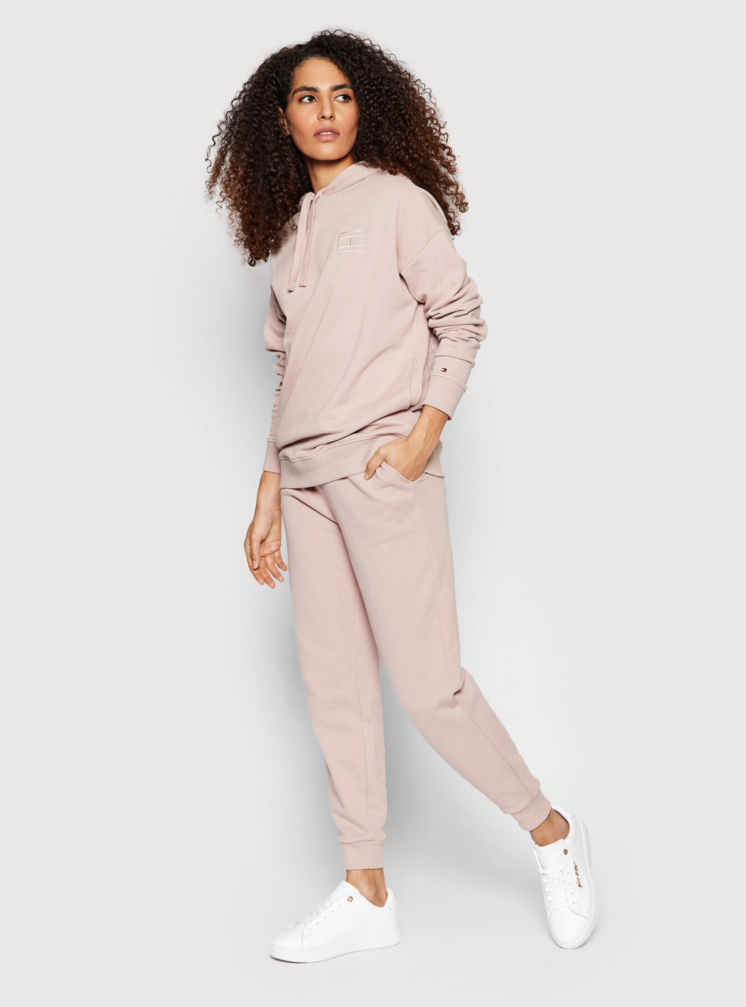 detail Tommy Hilfiger dámské starorůžové tepláky