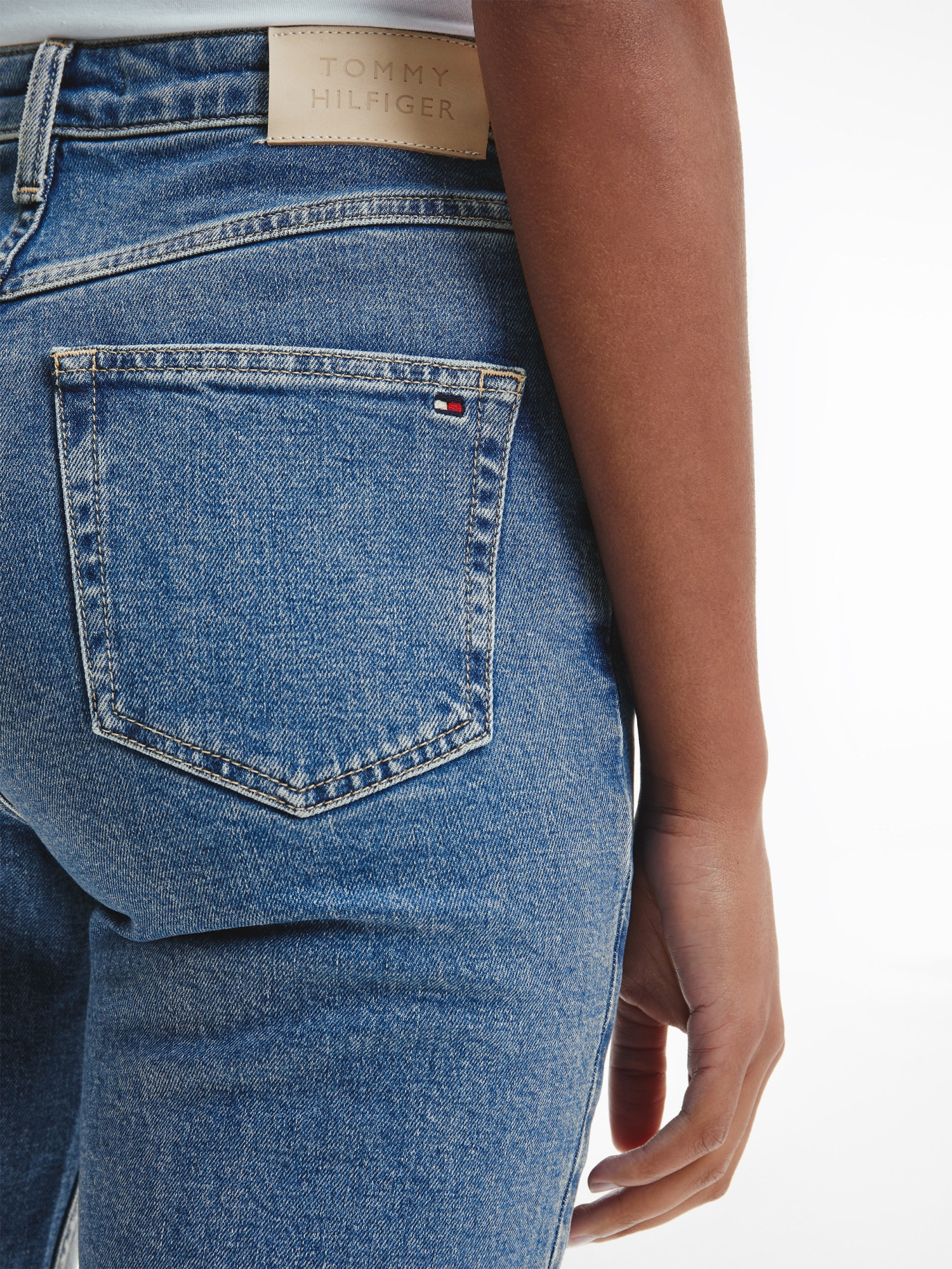 detail Tommy Hilfiger dámské džínové kraťasy