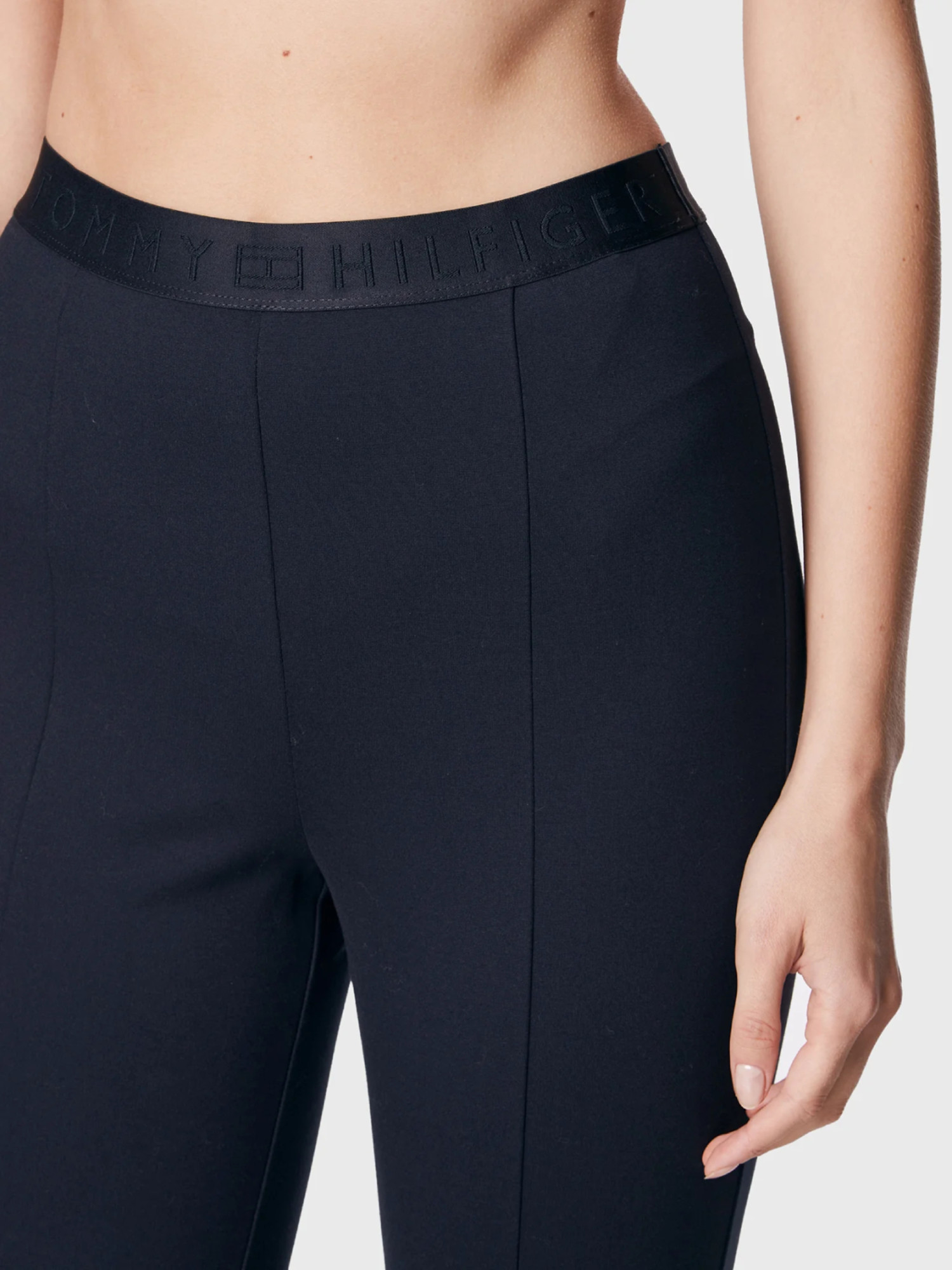 detail Tommy Hilfiger dámské tmavě modré legíny