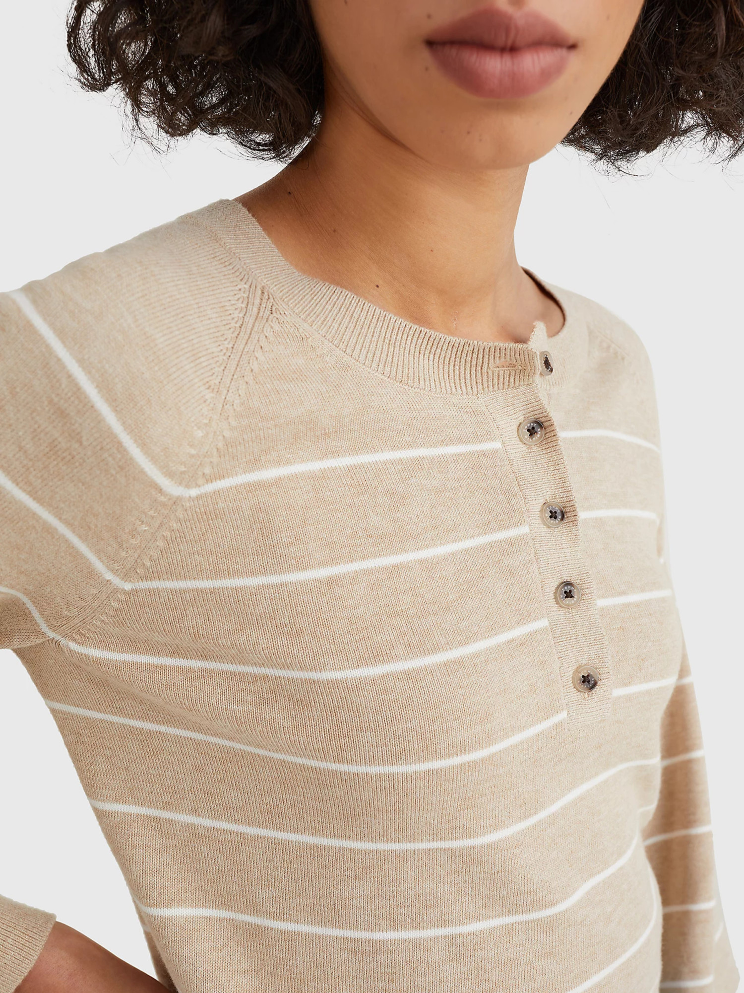 detail Tommy Hilfiger dámský krémový pruhovaný svetřík