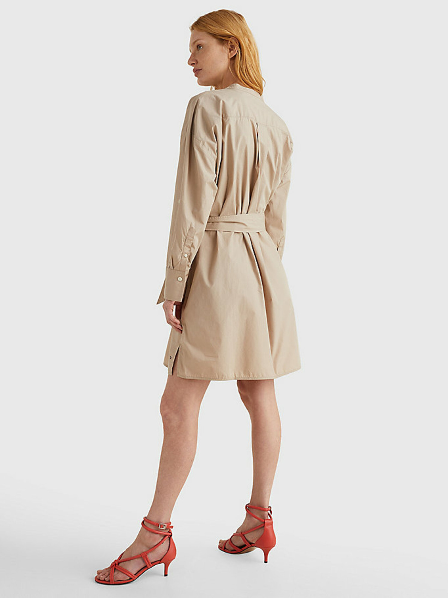 detail Tommy Hilfiger dámské béžové šaty