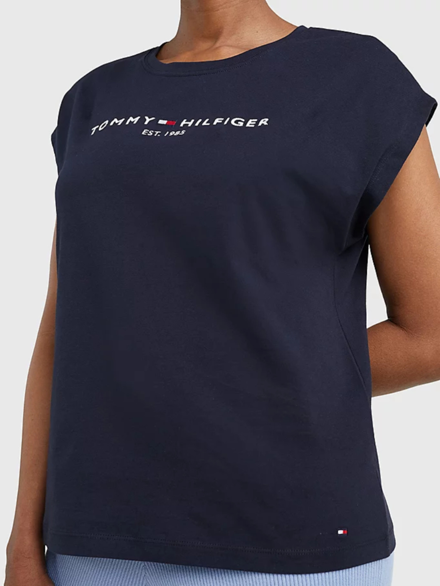 detail Tommy Hilfiger dámské tmavěmodré tričko