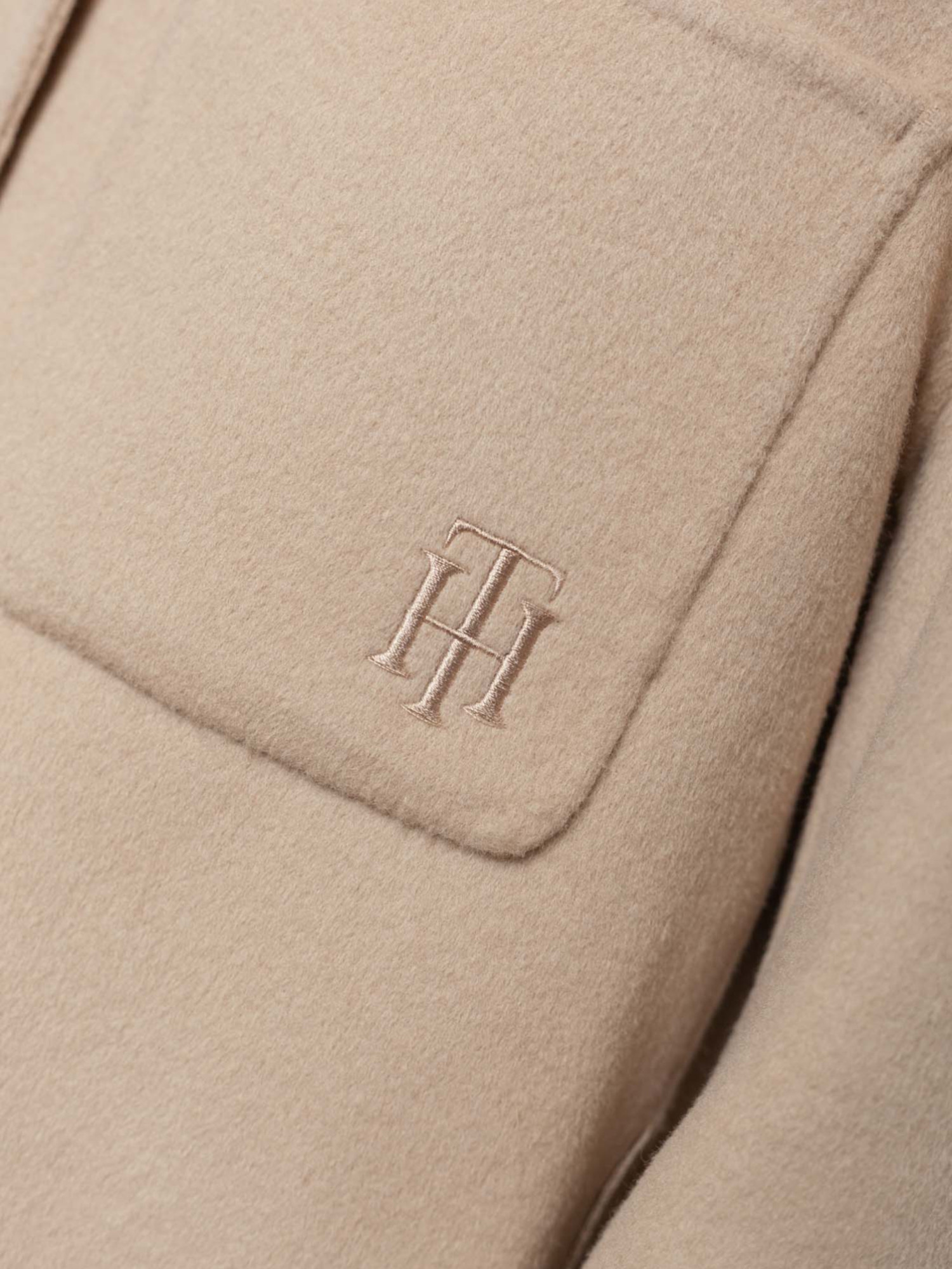 detail Tommy Hilfiger dámský béžový kabát