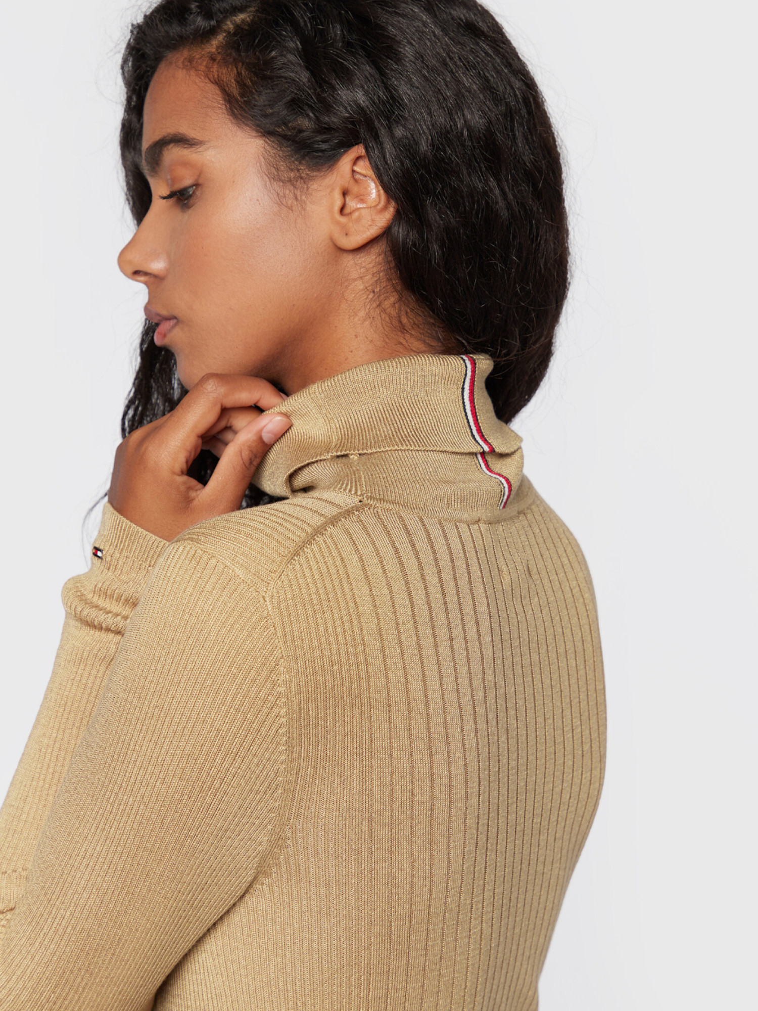 detail Tommy Hilfiger dámský béžový rolák