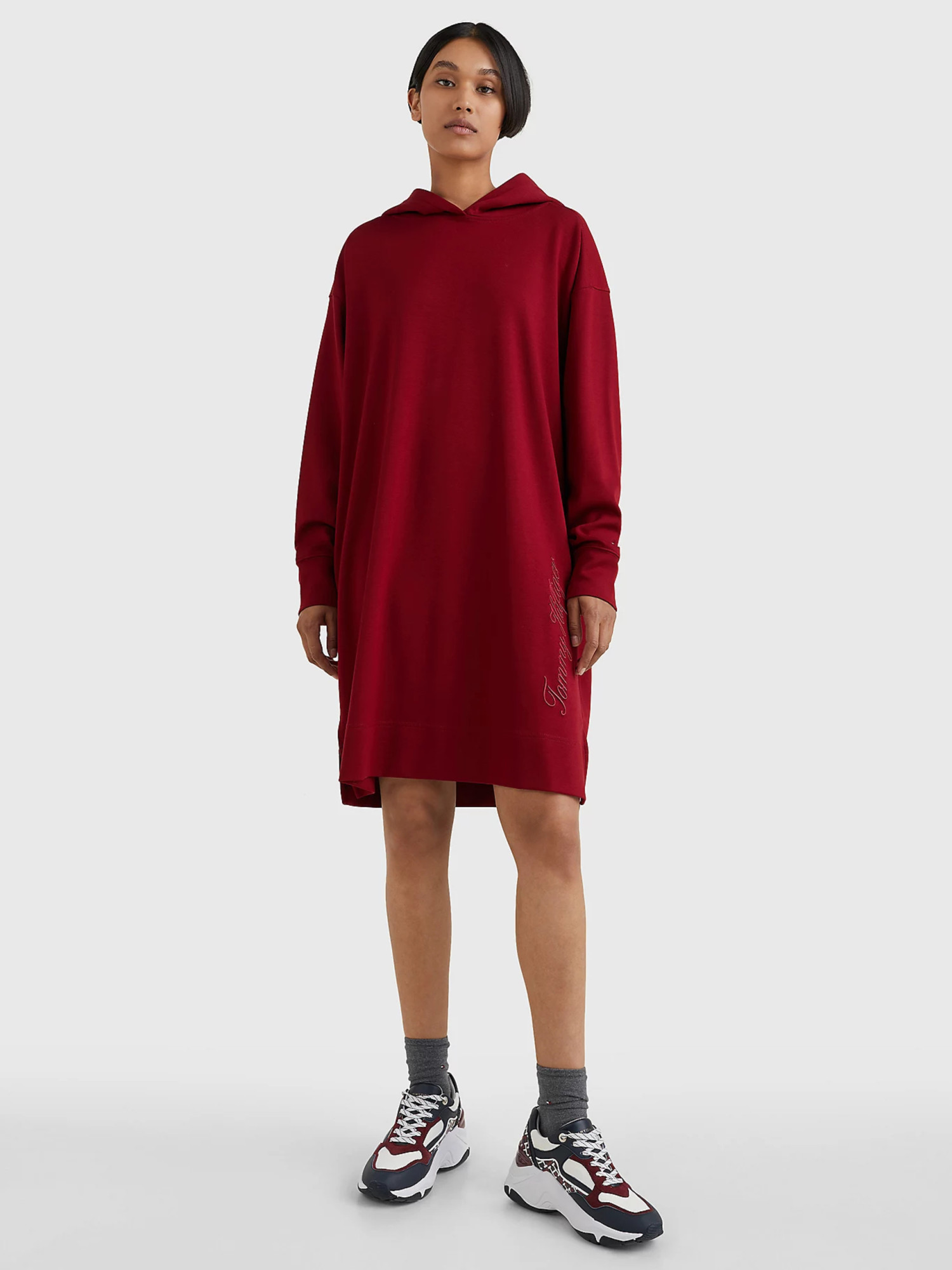 detail Tommy Hilfiger dámské bordo šaty s kapucí