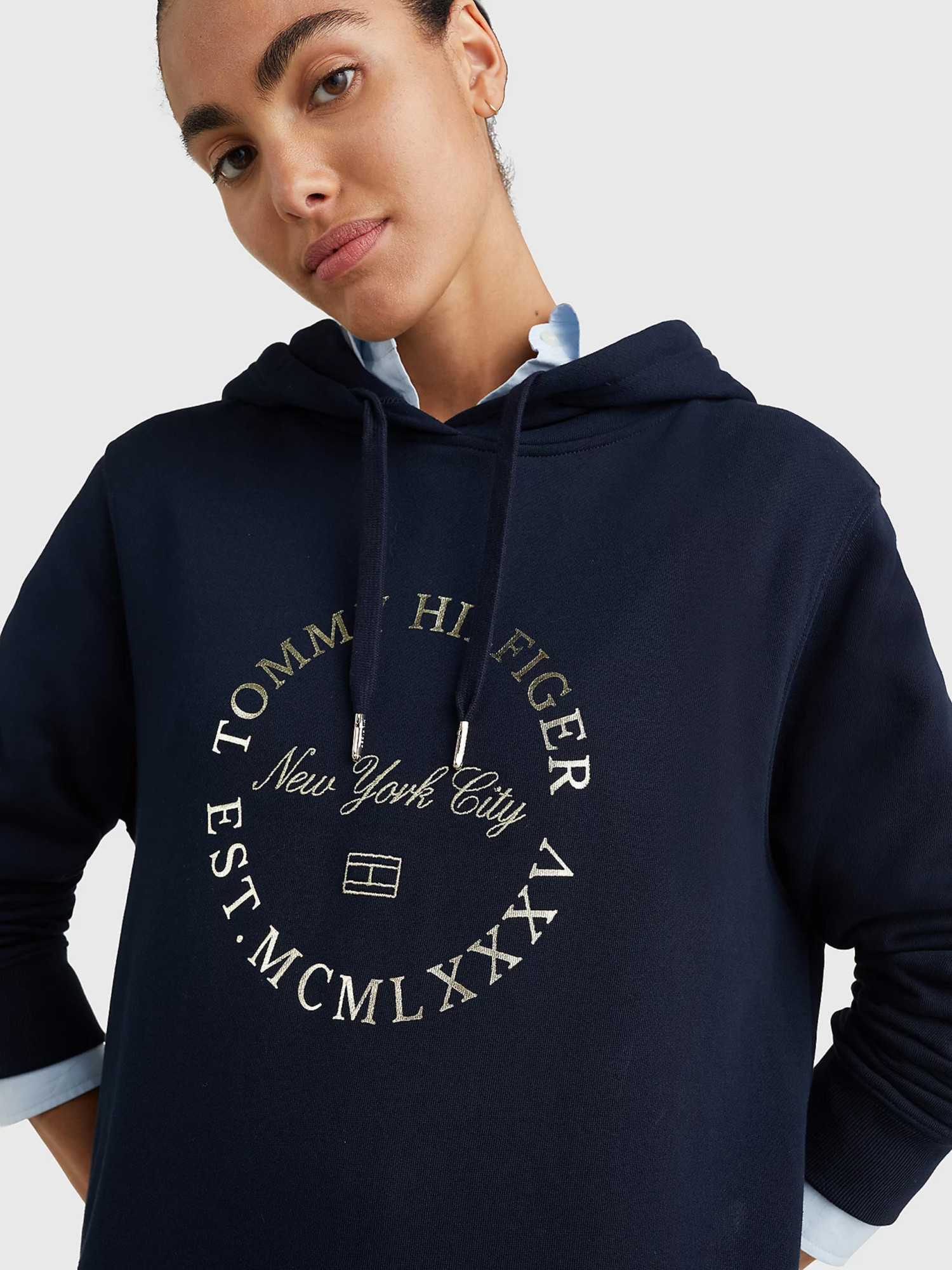 detail Tommy Hilfiger dámské tmavě modré mikinové šaty