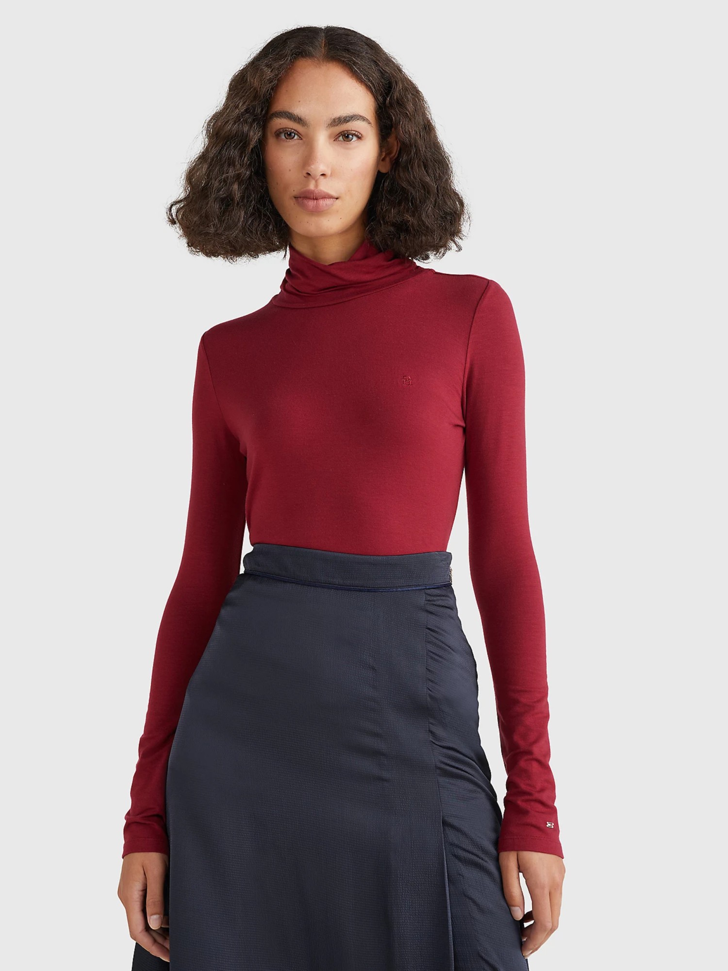 detail Tommy Hilfiger dámský bordo rolák
