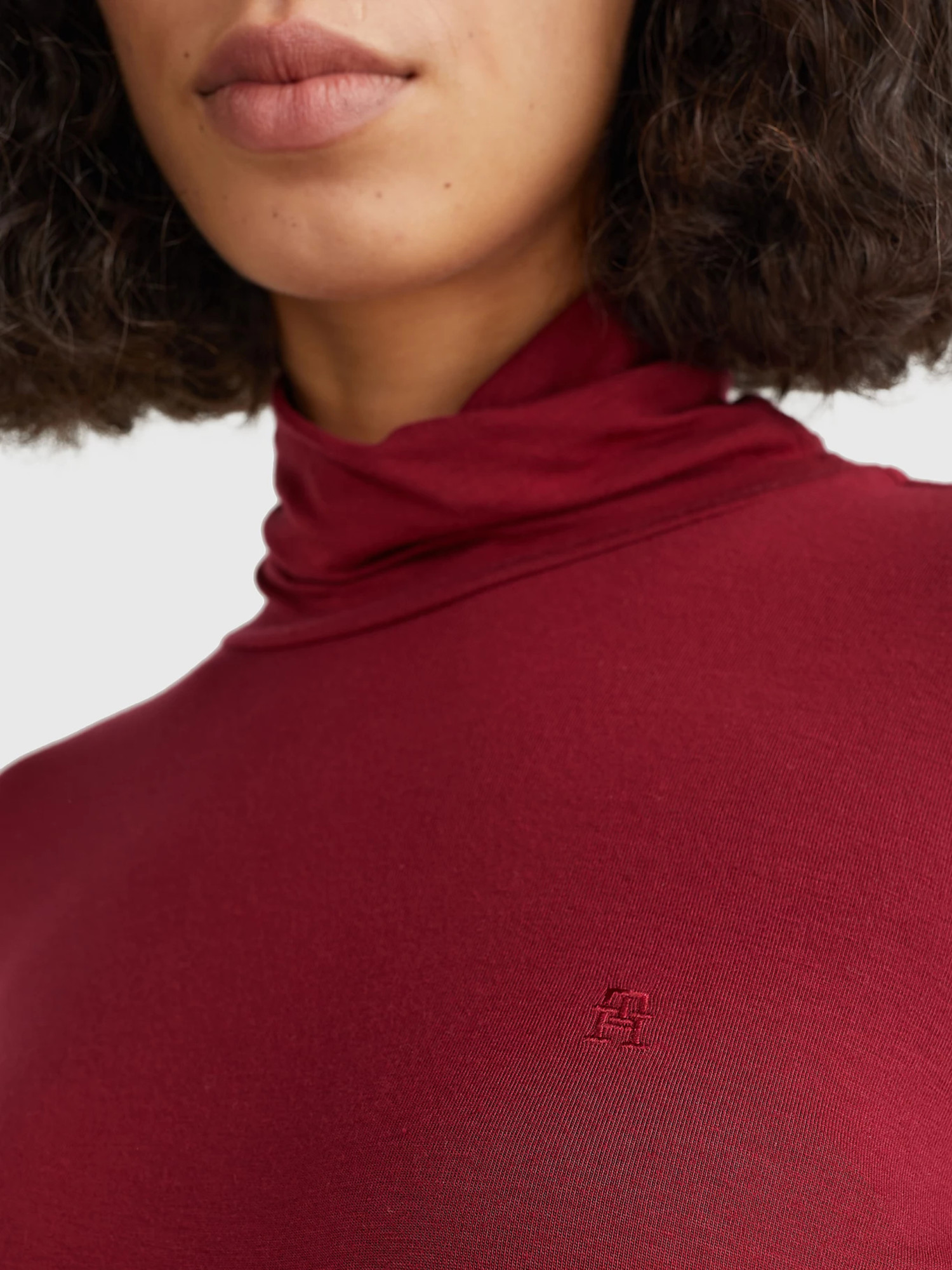 detail Tommy Hilfiger dámský bordo rolák