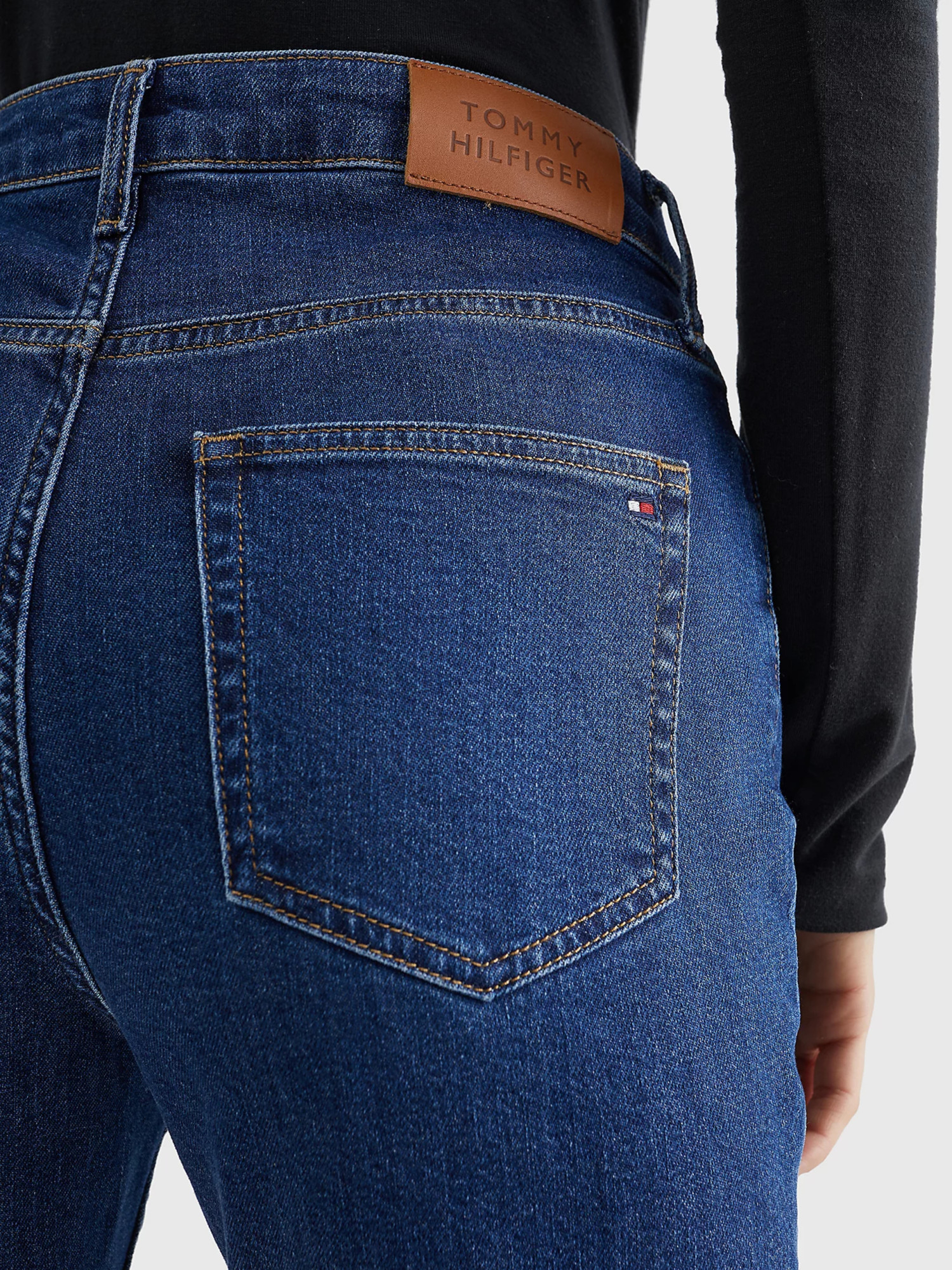 detail Tommy Hilfiger dámské modré džíny
