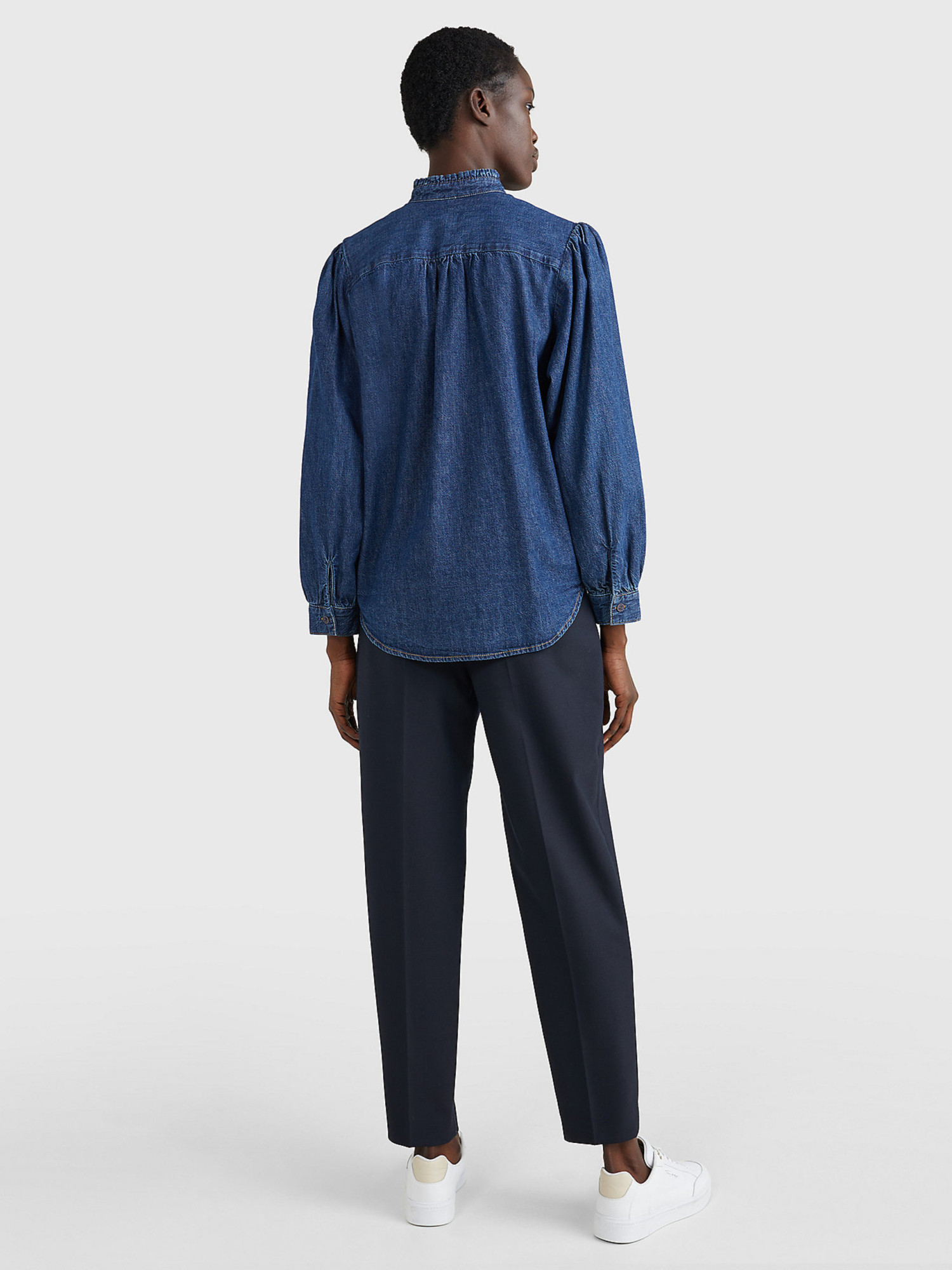 detail Tommy Hilfiger dámská modrá džínová košile