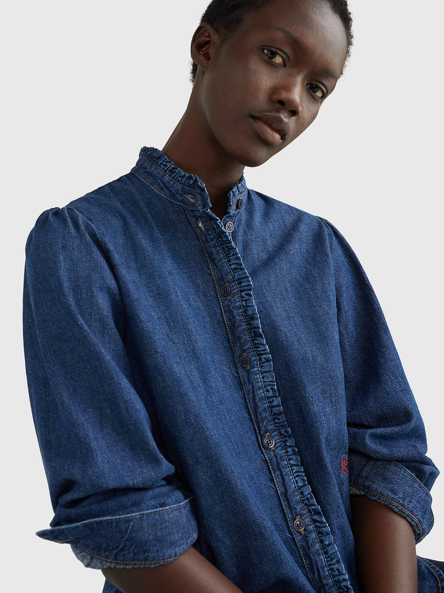 detail Tommy Hilfiger dámská modrá džínová košile