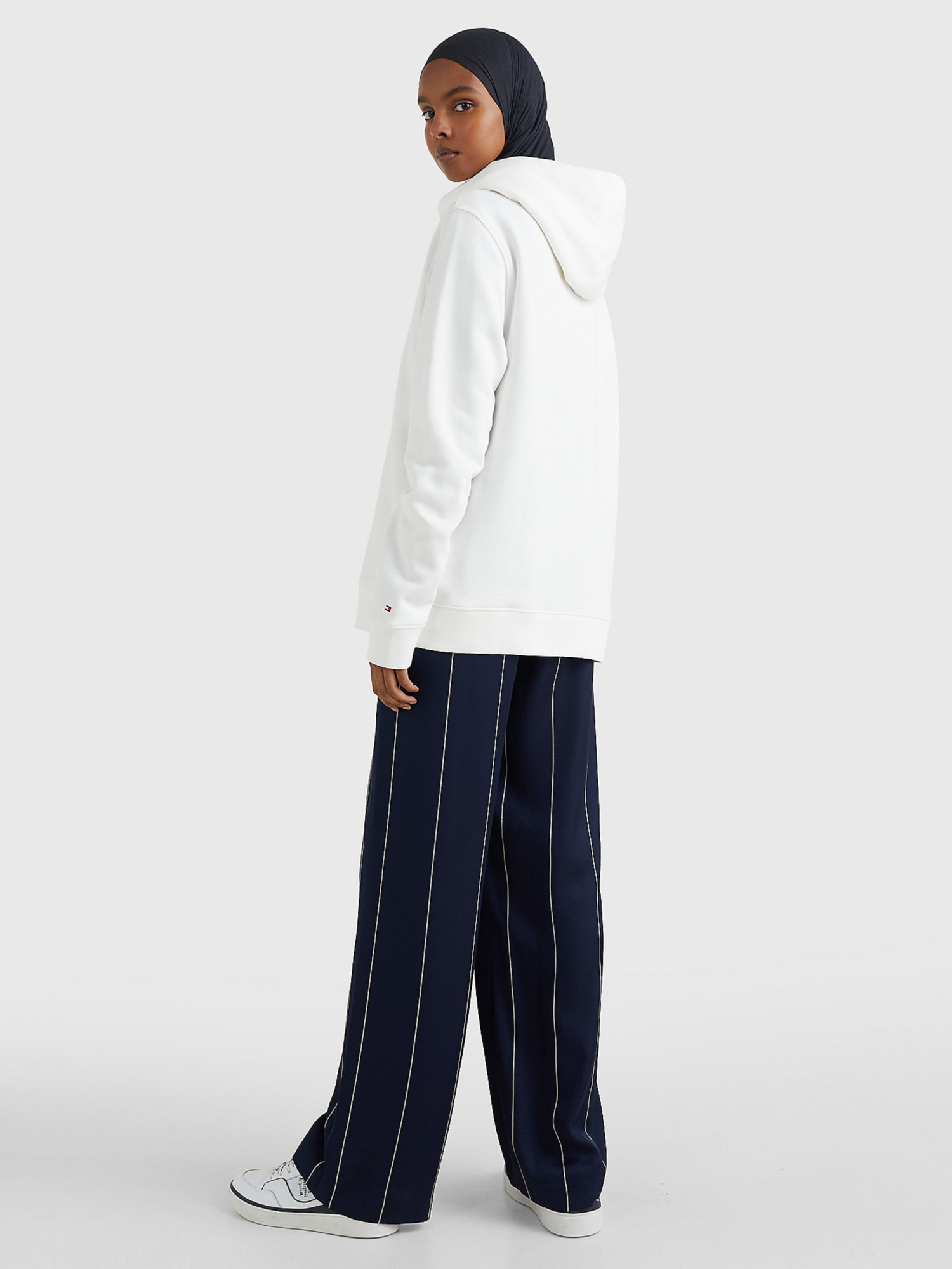 detail Tommy Hilfiger dámská bílá mikina