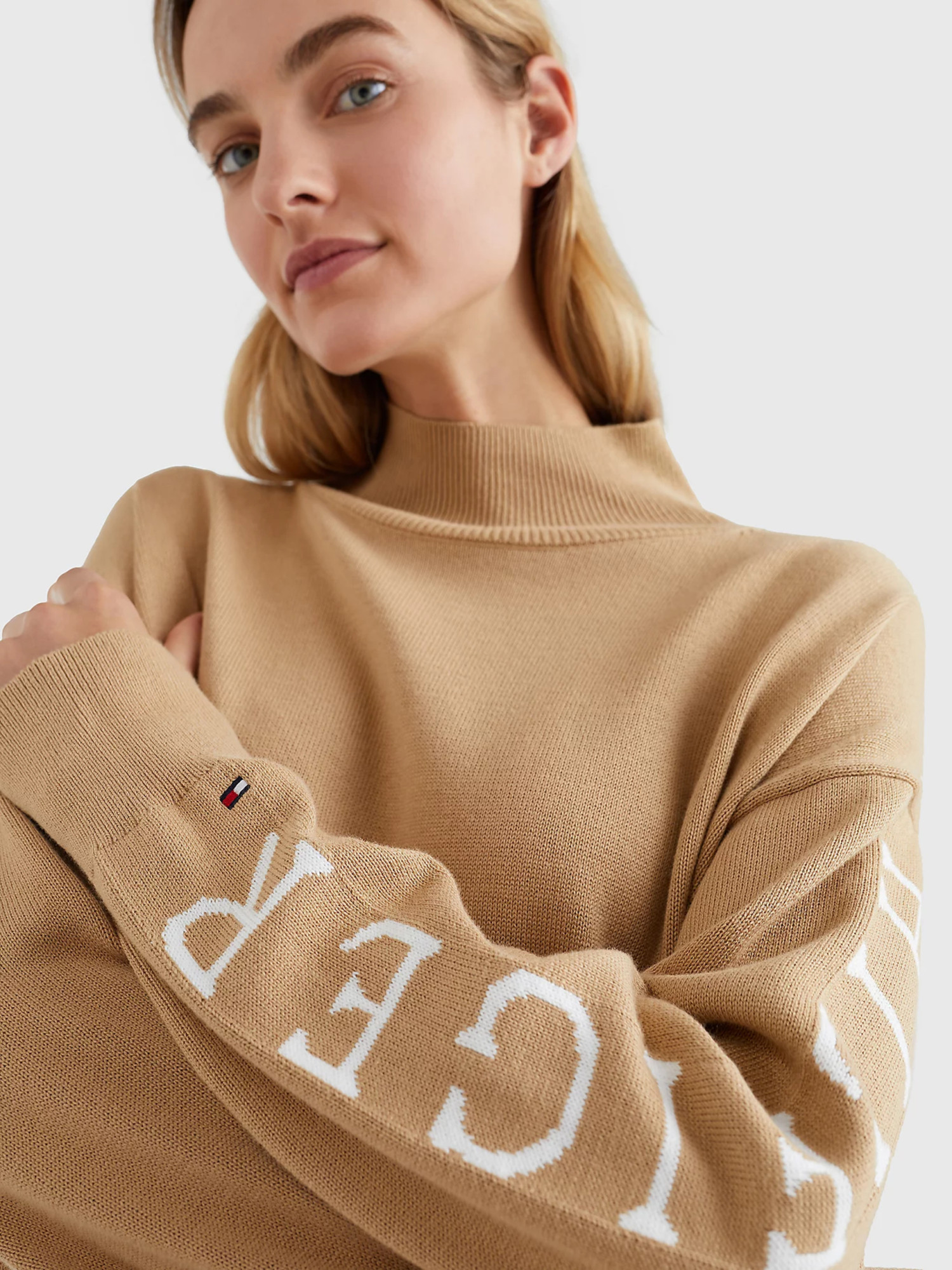 detail Tommy Hilfiger dámské béžové svetrové šaty