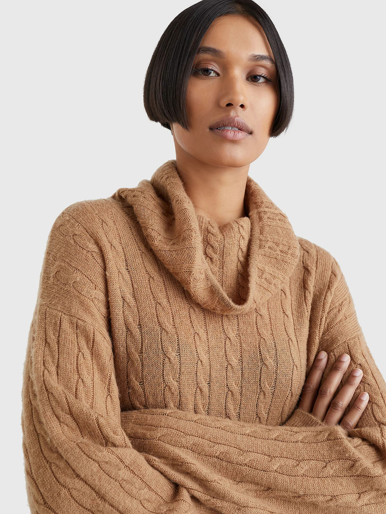 detail Tommy Hilfiger dámské béžové šaty