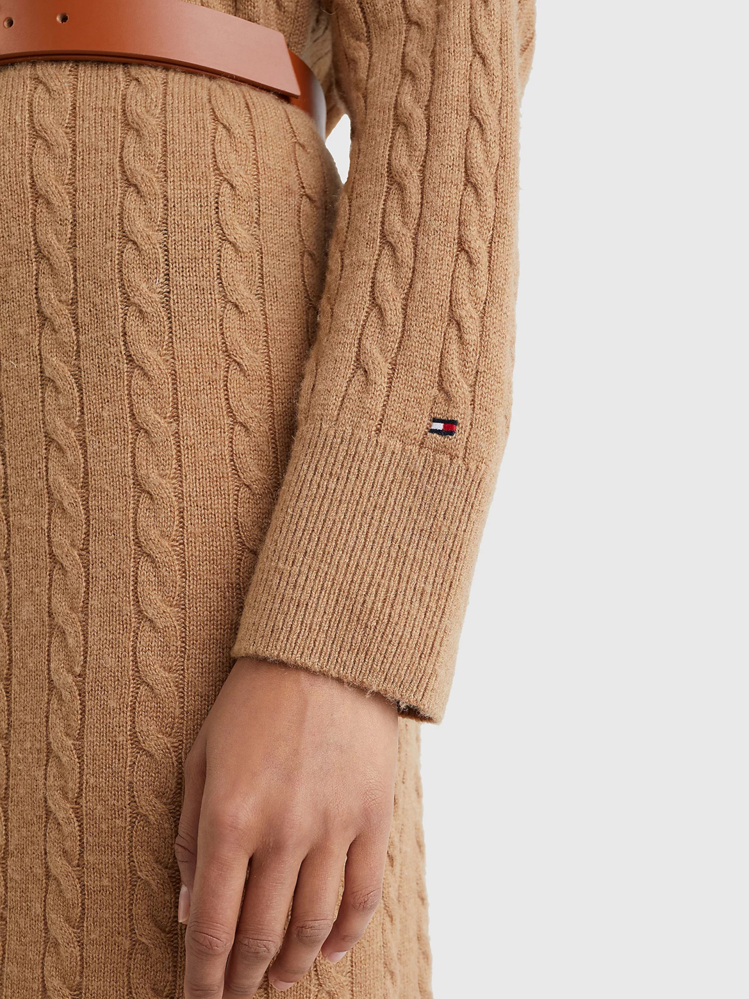 detail Tommy Hilfiger dámské béžové šaty