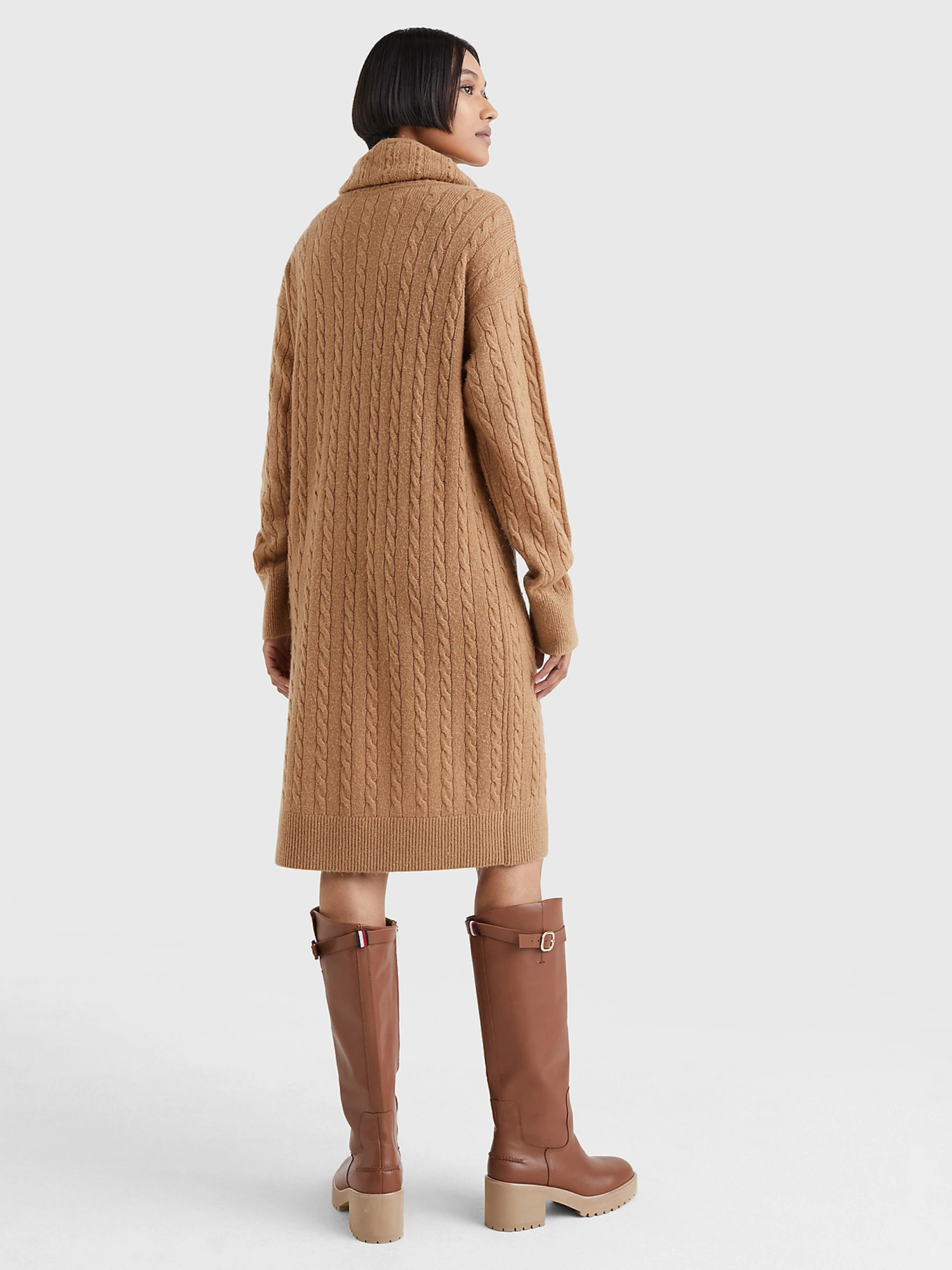 detail Tommy Hilfiger dámské béžové šaty