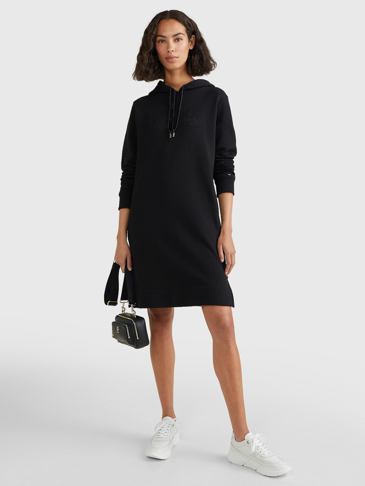 detail Tommy Hilfiger dámské černé mikinové šaty