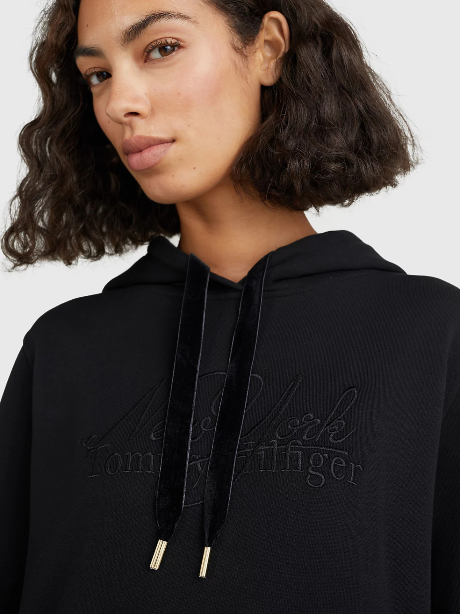detail Tommy Hilfiger dámské černé mikinové šaty