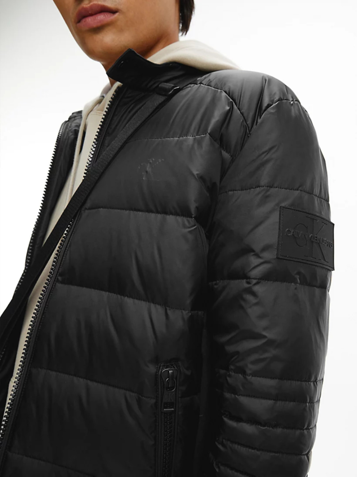 detail Calvin Klein pánská černá bunda