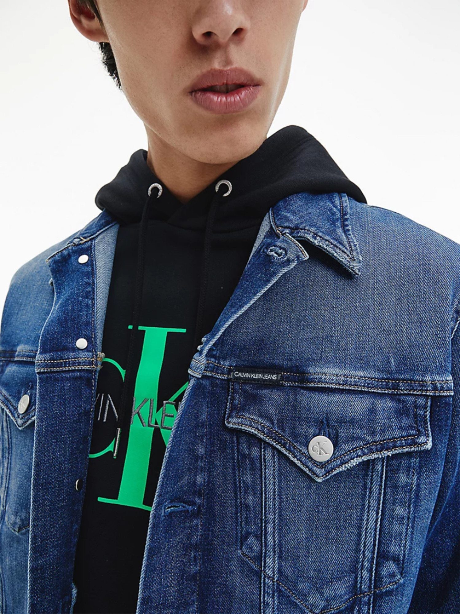 detail Calvin Klein pánská modrá džínová bunda