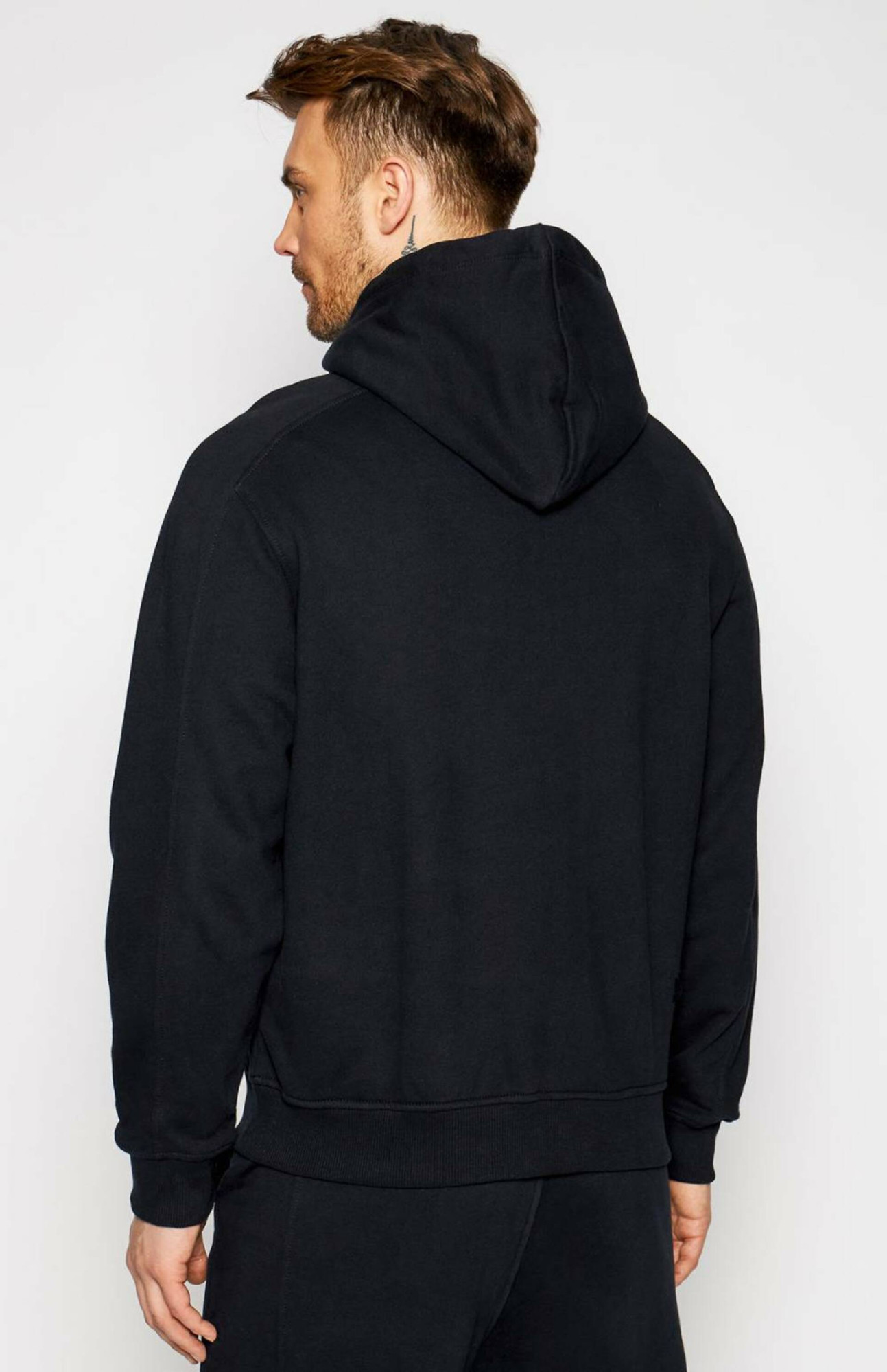 detail Calvin Klein pánská černá mikina