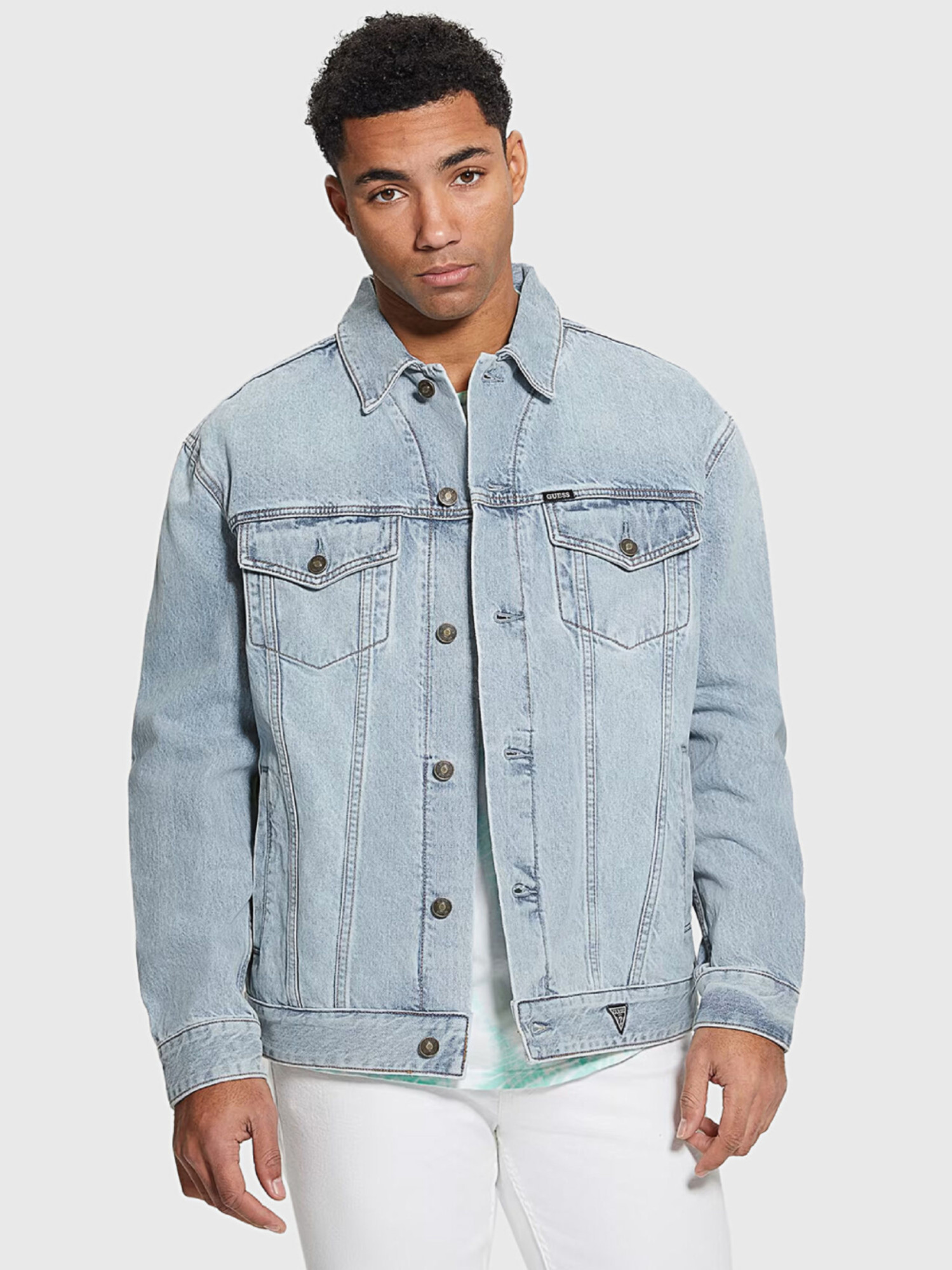 detail Guess pánská džínová bunda