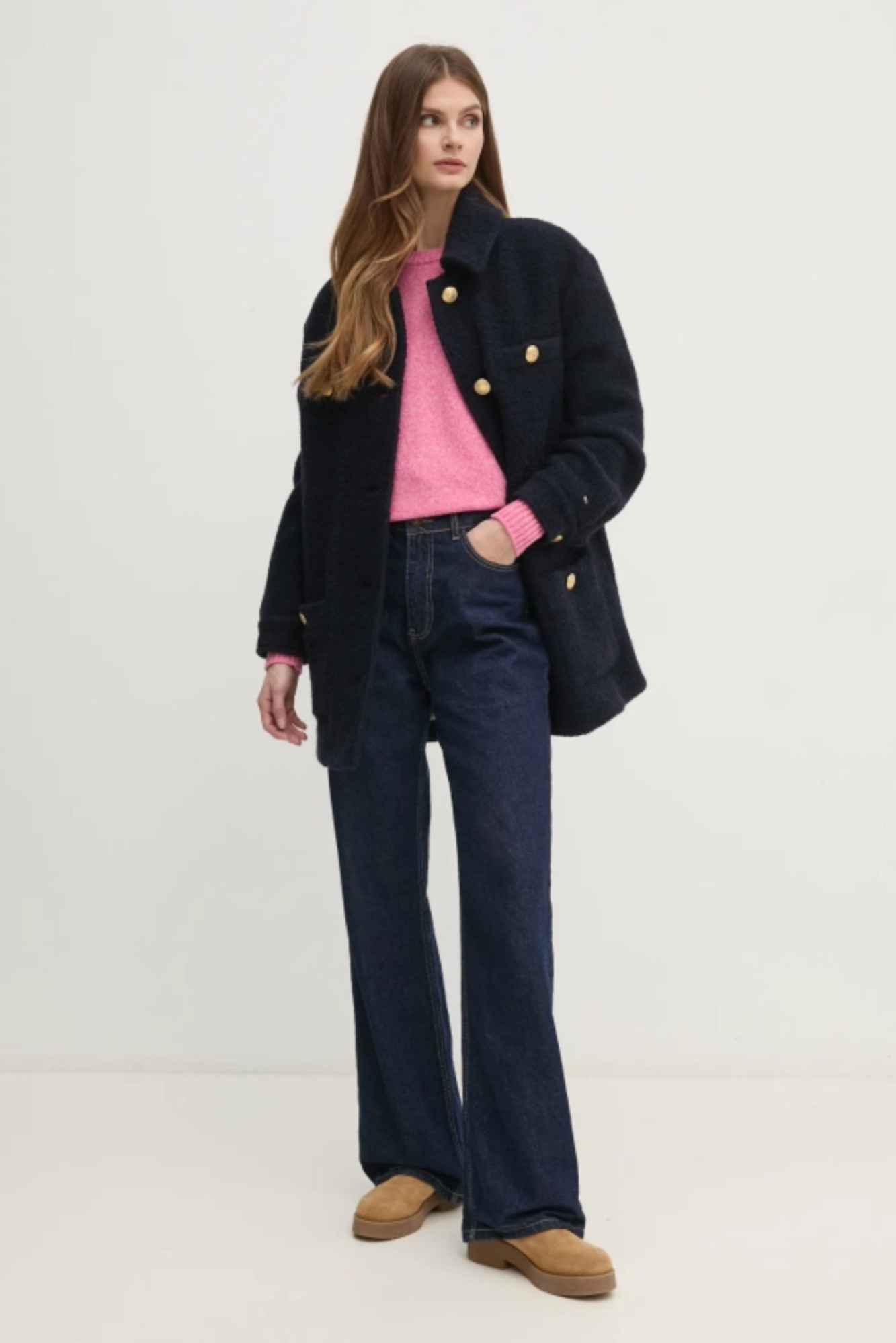 detail Dámský kabát se zlatýmí knoflíky