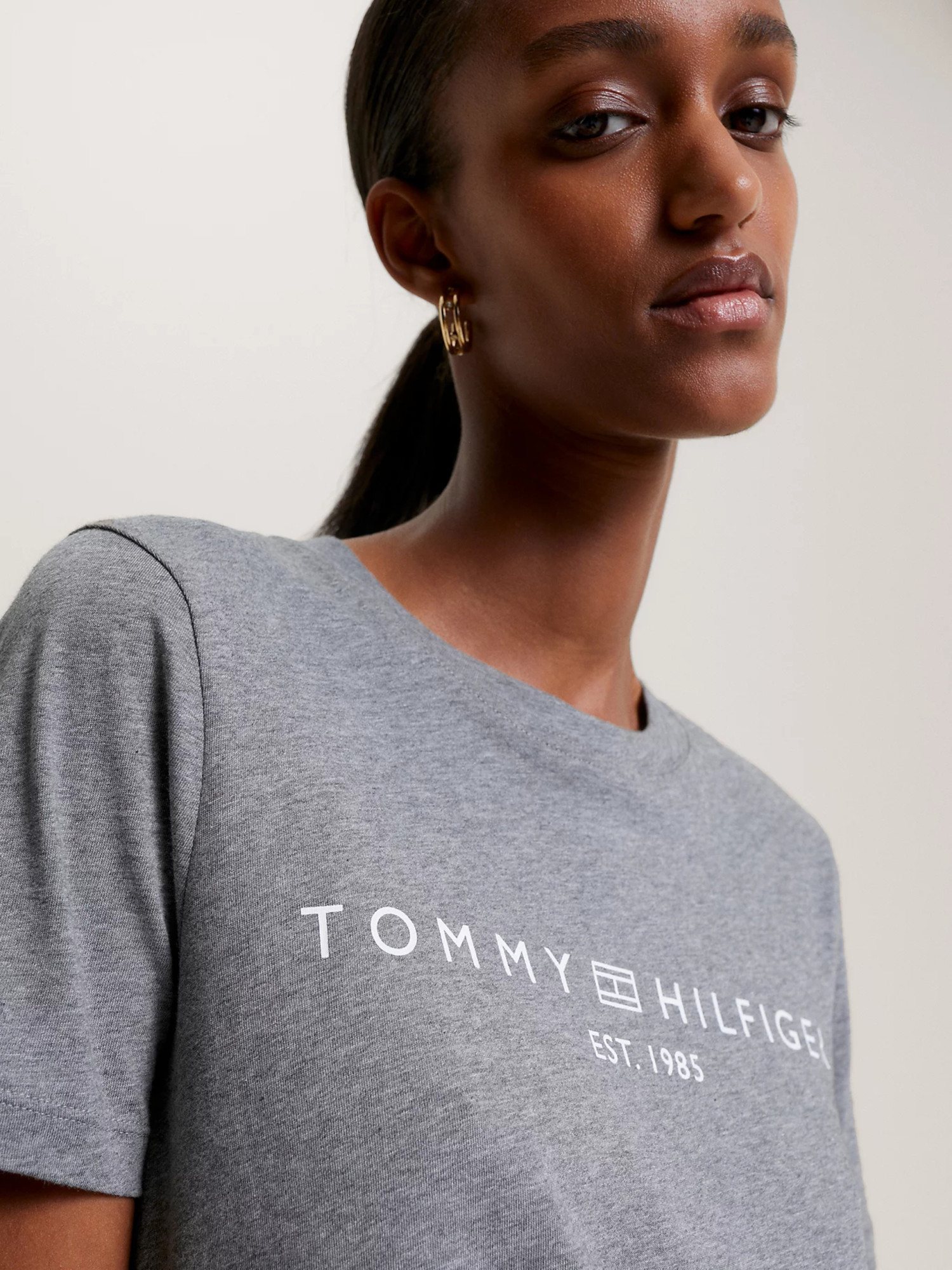 detail Tommy Hilfiger dámské šedé tričko