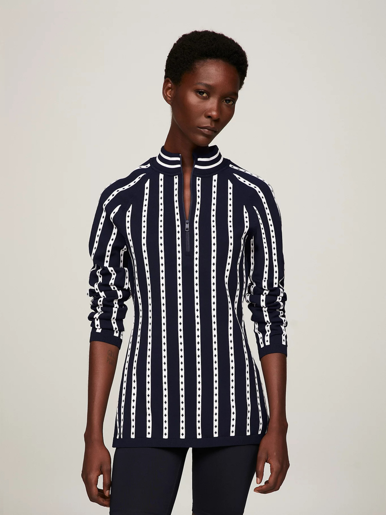 detail Tommy Hilfiger dámský tmavě modrý svetr se vzorem