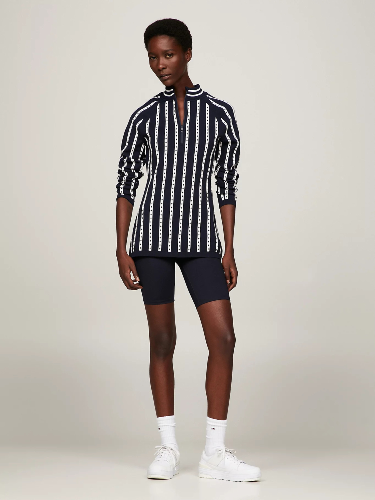detail Tommy Hilfiger dámský tmavě modrý svetr se vzorem