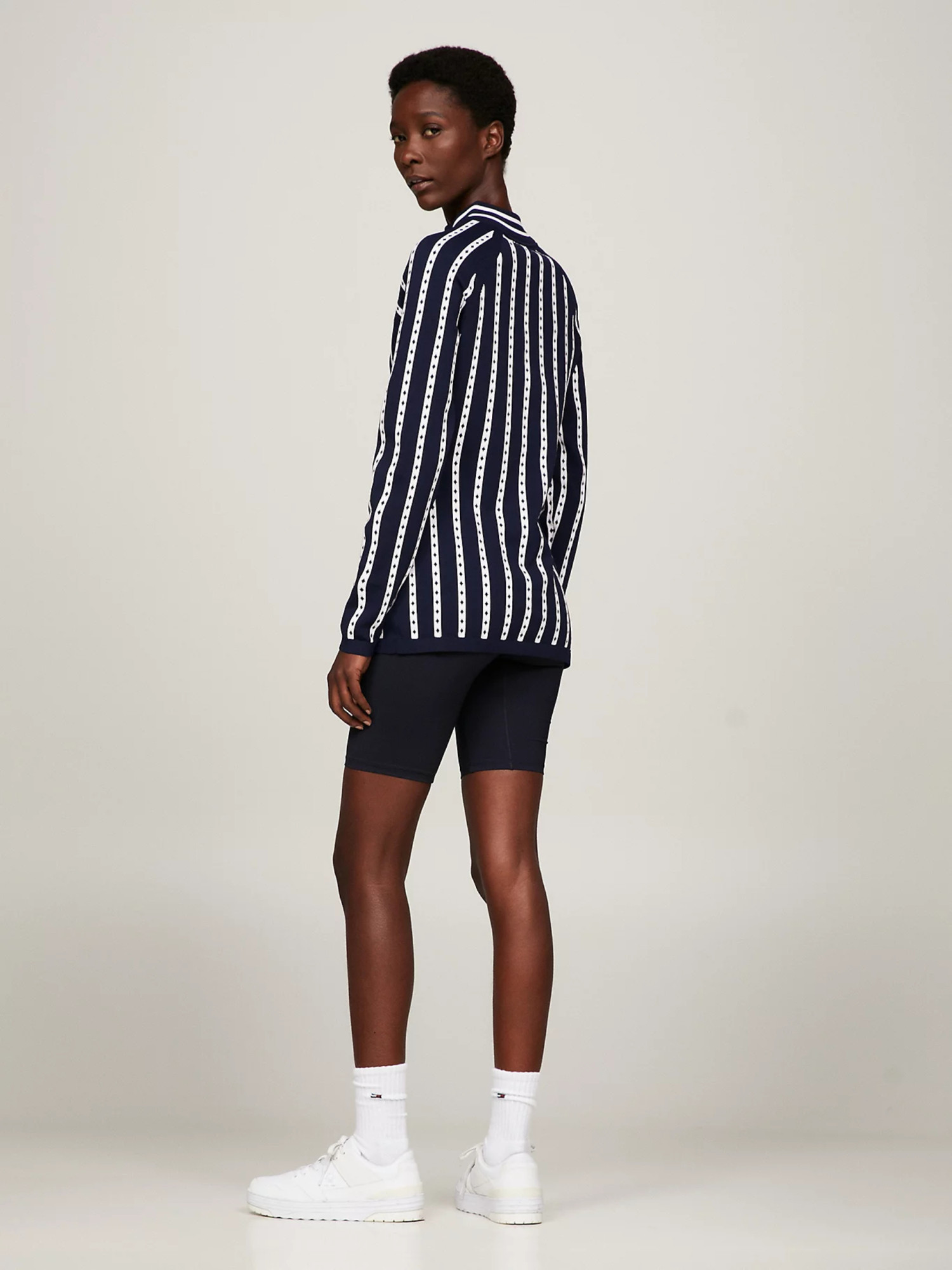 detail Tommy Hilfiger dámský tmavě modrý svetr se vzorem