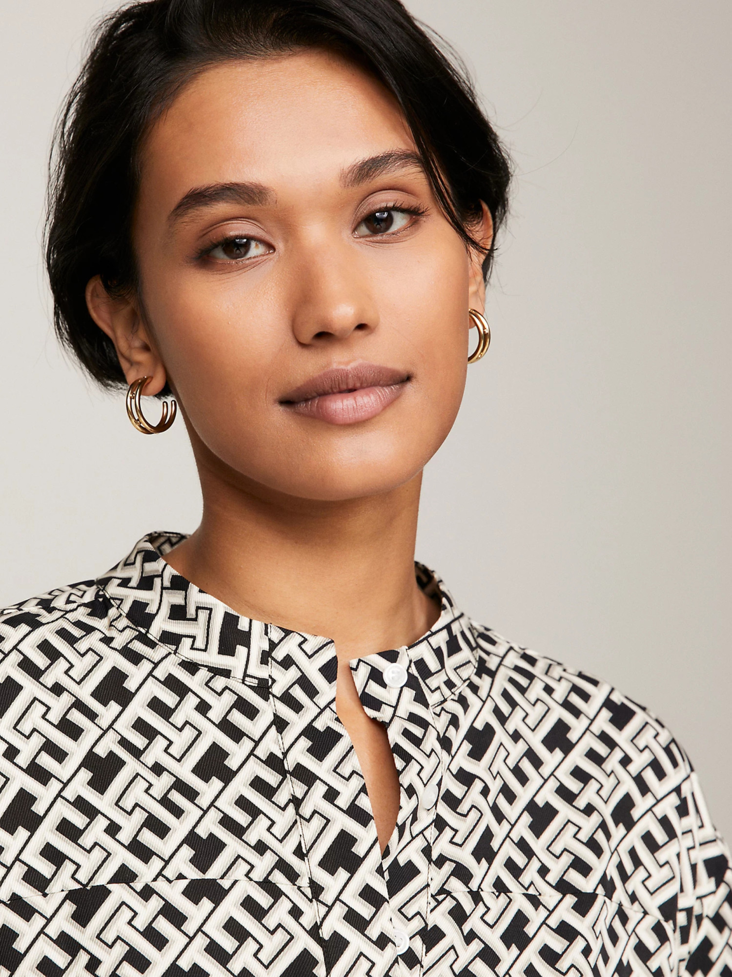 detail Tommy Hilfiger dámská vzorovaná halenka