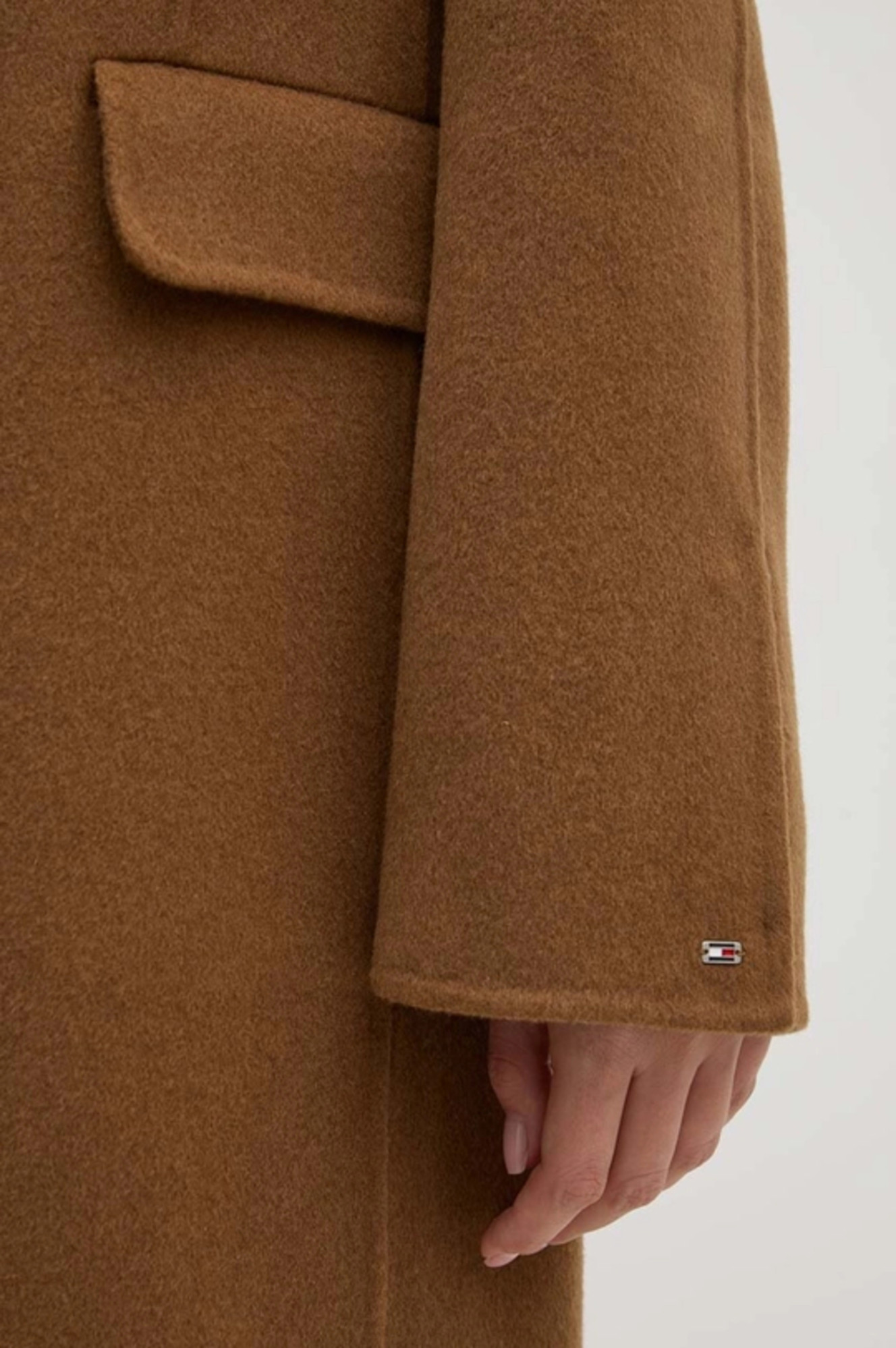 detail Tommy Hilfiger dámský hnědý kabát