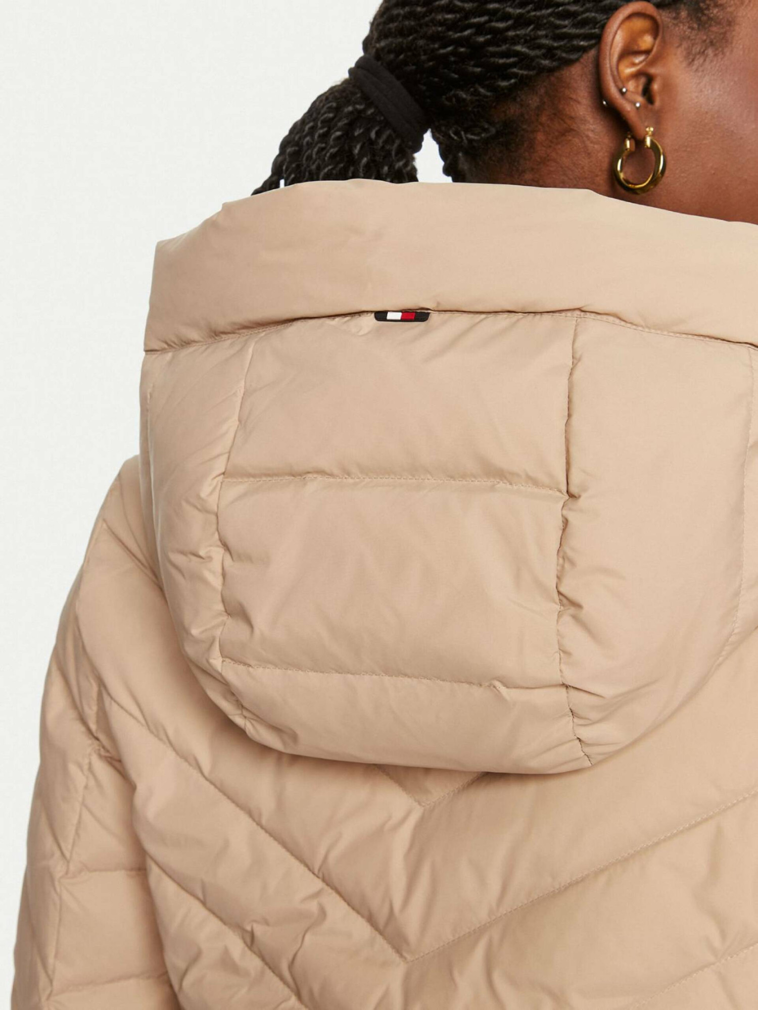 detail Tommy Hilfiger dámská péřová bunda Chevron