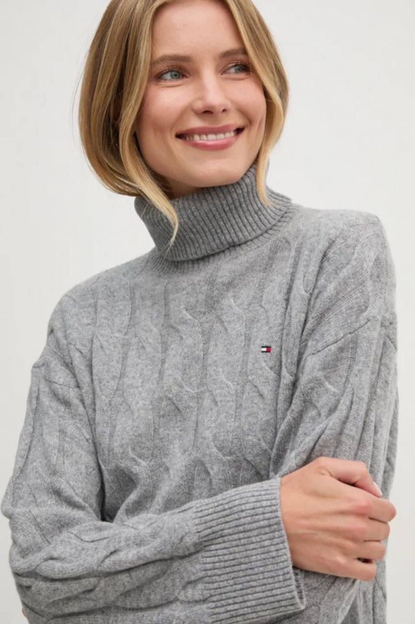 detail Tommy Hilfiger dámský šedý vlněný svetr