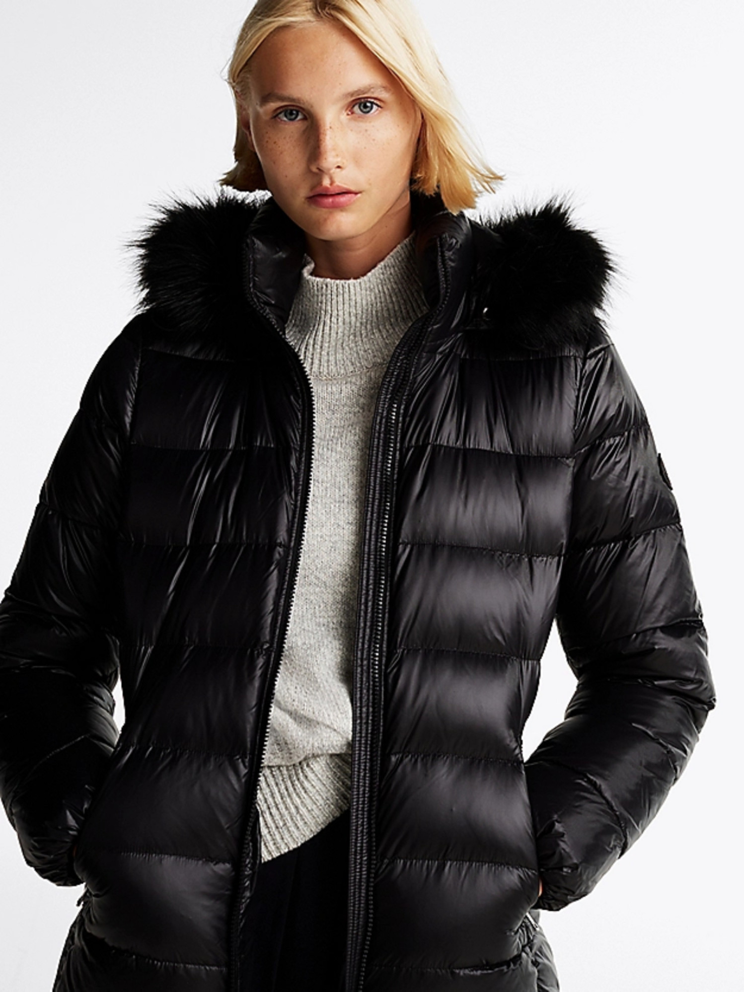 detail Tommy Hilfiger dámská péřová bunda