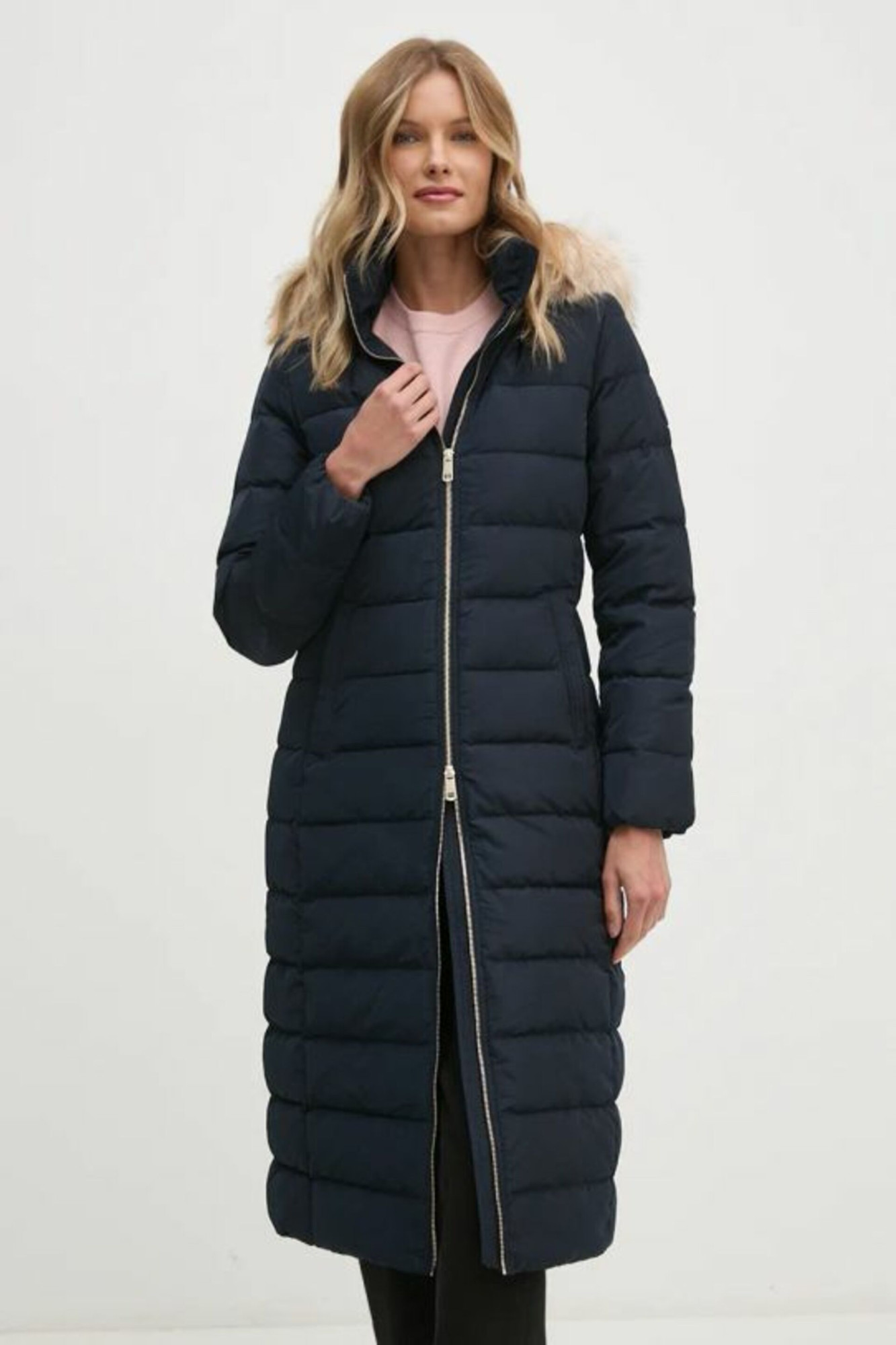 detail Tommy Hilfiger tmavě modrý péřový kabát