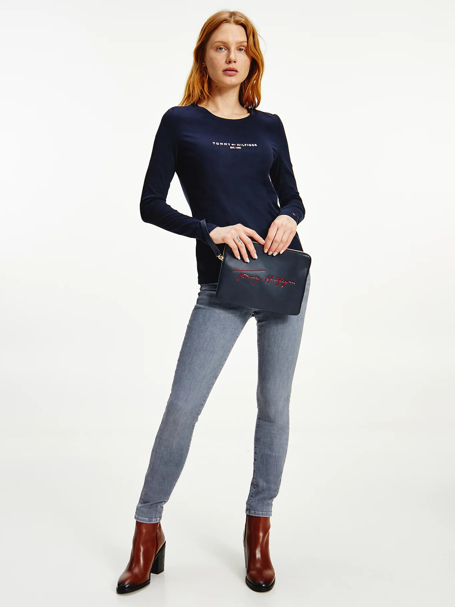 detail Tommy Hilfiger dámské tmavě modré tričko s dlouhým rukávem