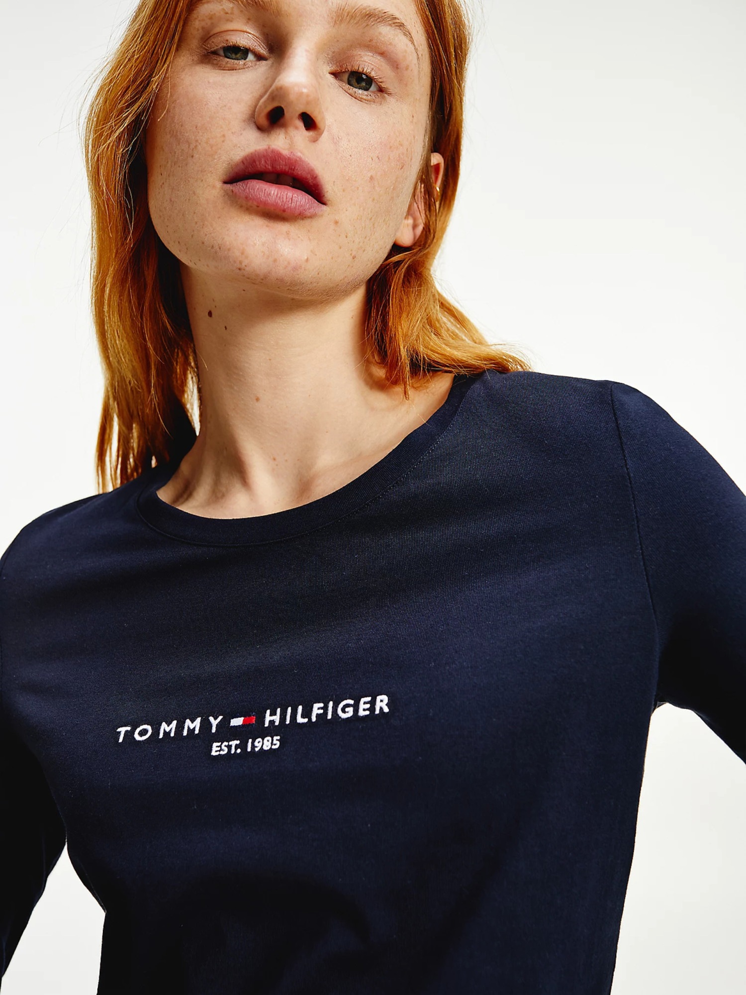 detail Tommy Hilfiger dámské tmavě modré tričko s dlouhým rukávem
