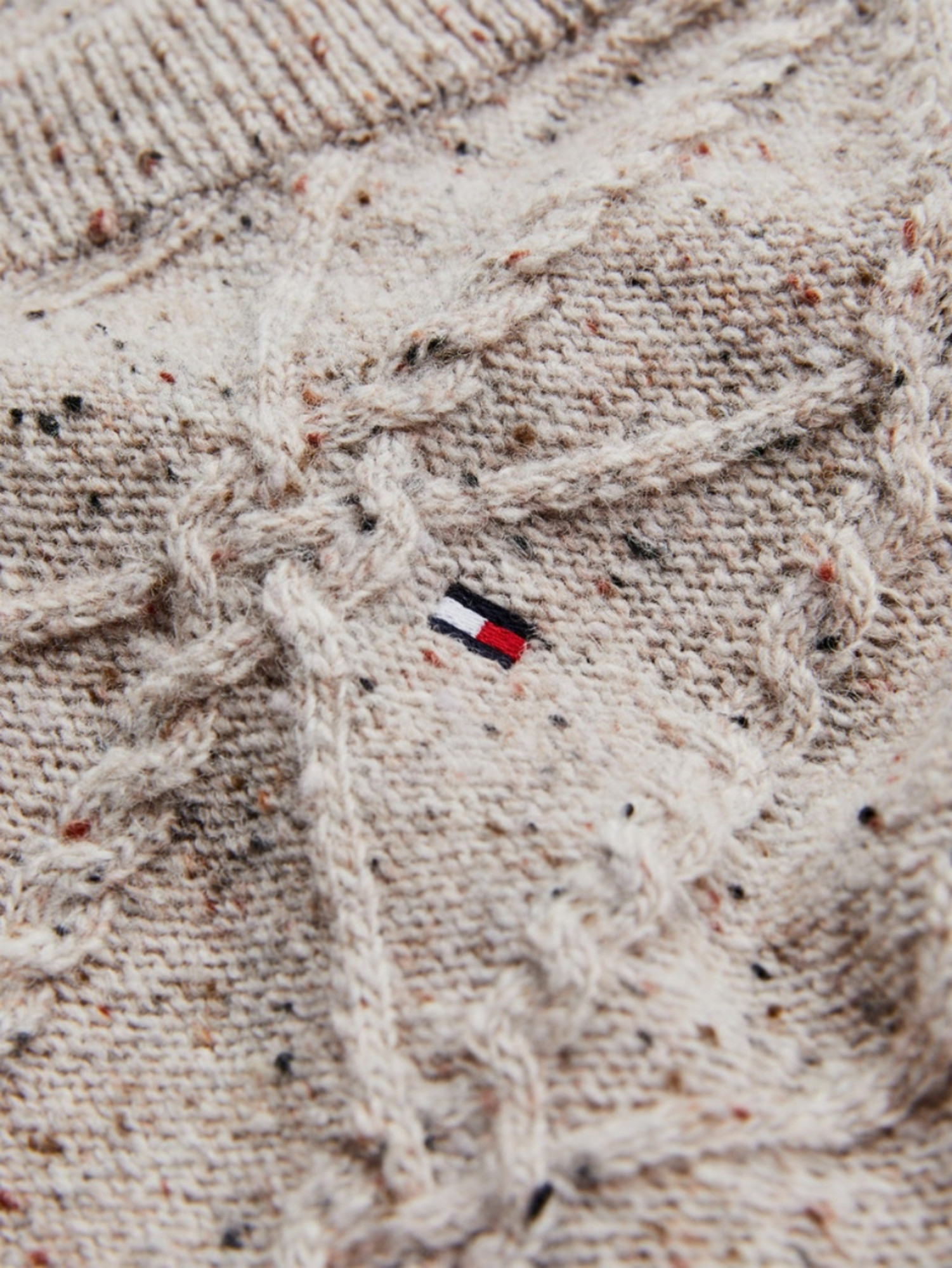 detail Tommy Hilfiger dámský béžový svetr se vzorem