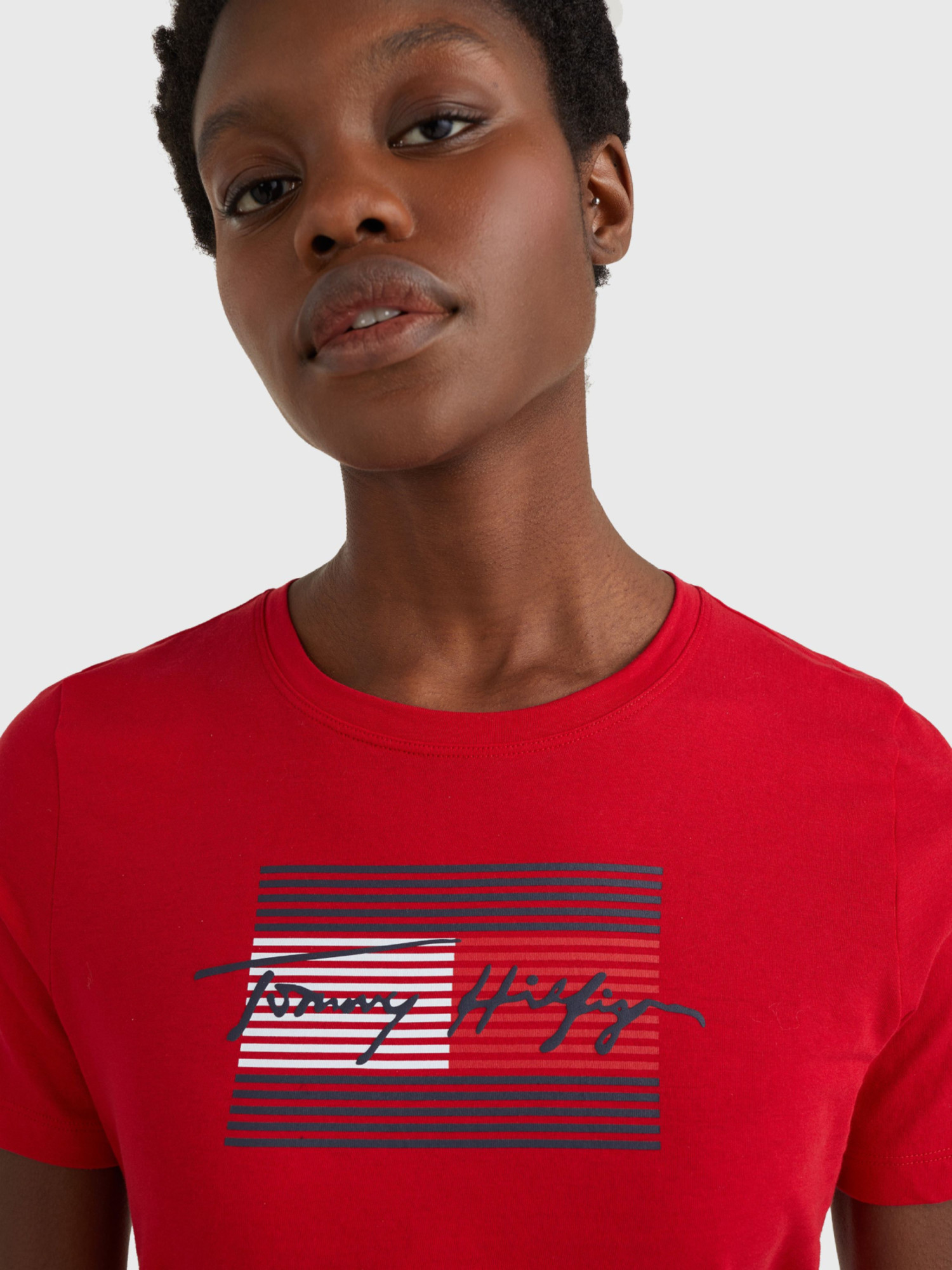 detail Tommy Hilfiger dámské červené tričko