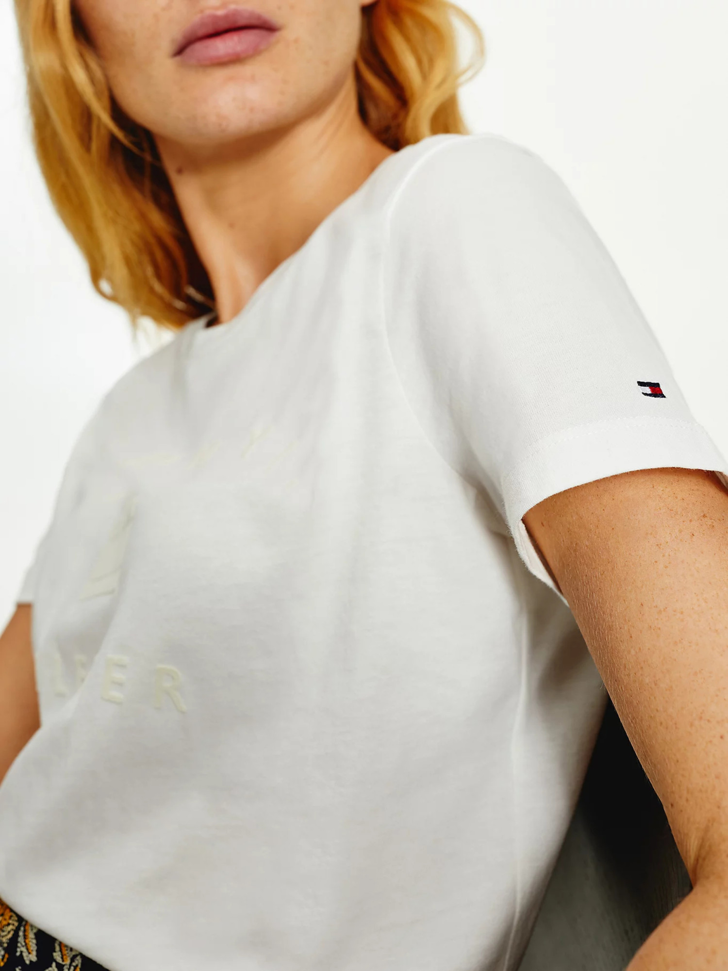 detail Tommy Hilfiger dámské bílé tričko