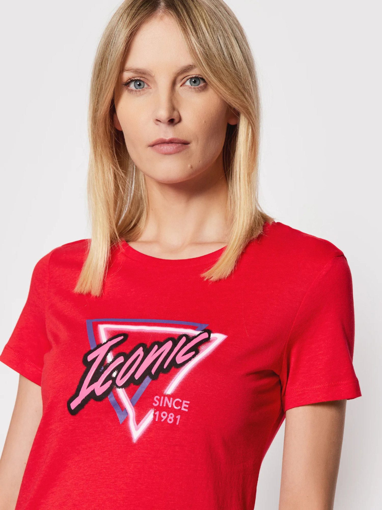 detail Guess dámské červené tričko